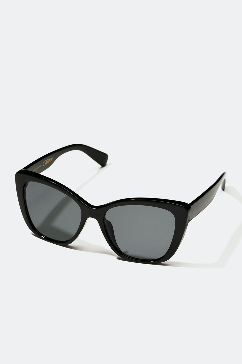 Klassiske solbriller med svart innfatning i gruppen Accessories hos Glitter (176001099000)