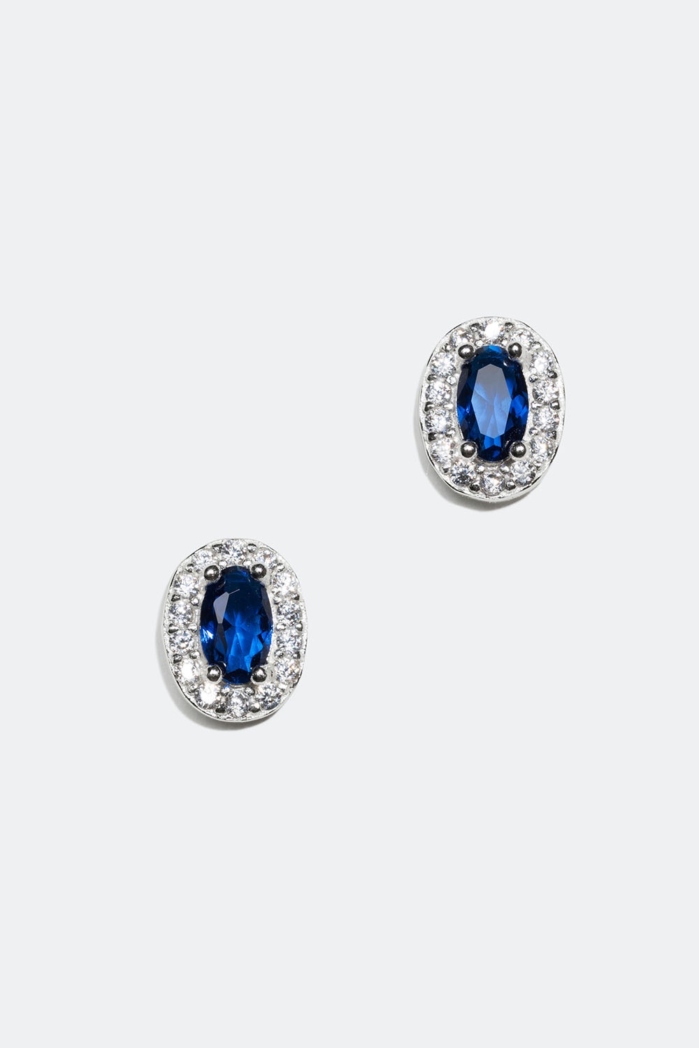 Ovale studs i ekte sølv med blå Cubic Zirconia i gruppen Smykker hos Glitter (553002647201)