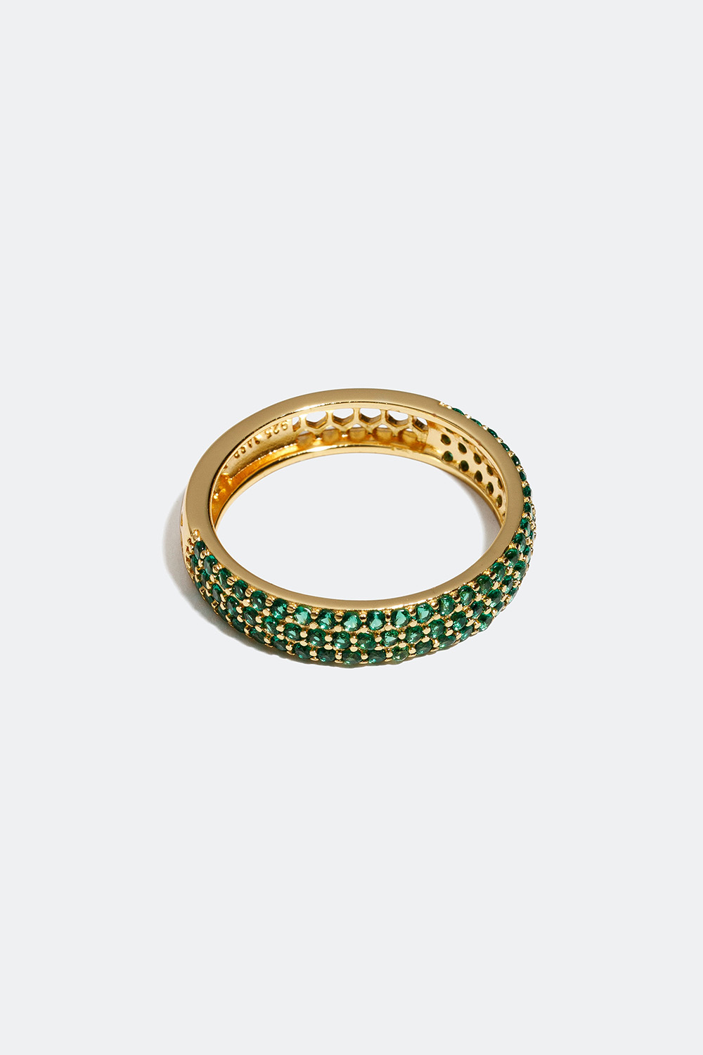 Bred ring med grønne zirkonia og forgylt med 18k gull i gruppen Smykker / Ringer hos Glitter (556000587)