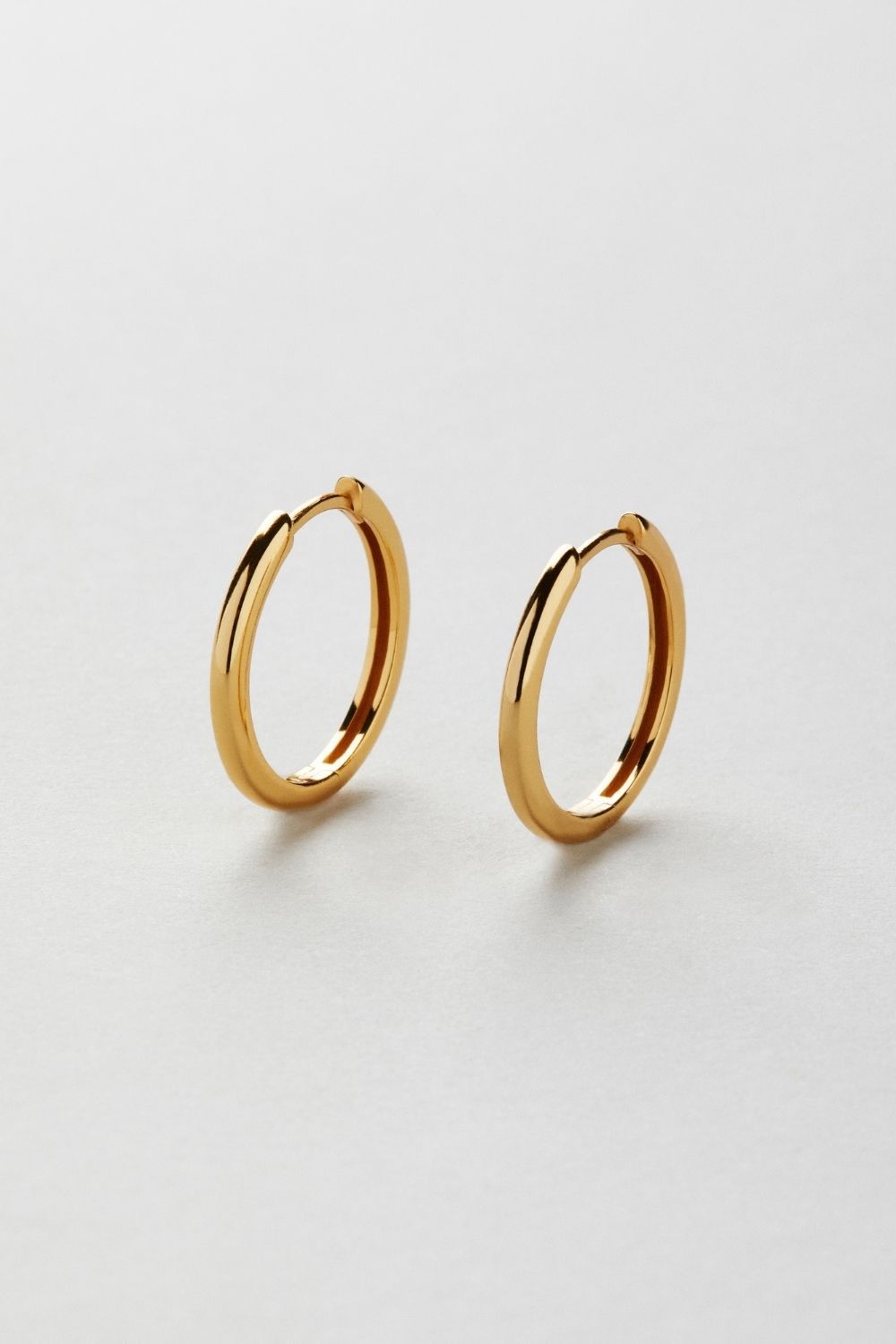 Faye Hoops (M) 18k Gold Plated i gruppen Gullbelagt ekte sølv / Gullbelagte øredobber hos Glitter (1300466-12-ONESIZE)