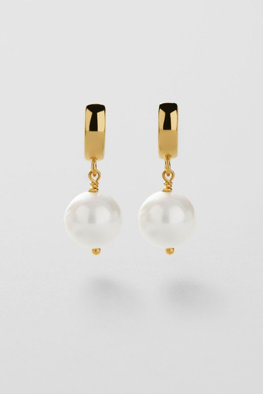 Shell Pearl Hoops 18k Gold Plated i gruppen Gullbelagt ekte sølv / Gullbelagte øredobber hos Glitter (1301284-12-ONESIZE)