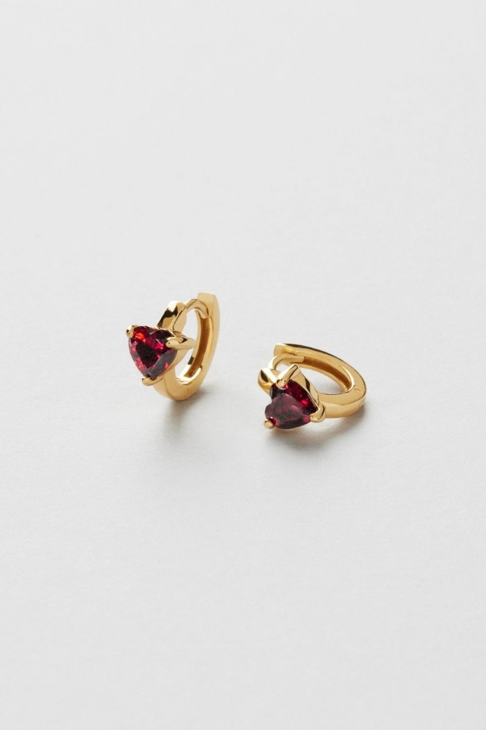 Red Heart Huggies 18k Gold Plated i gruppen Gullbelagt ekte sølv / Gullbelagte øredobber hos Glitter (1301378-12-ONESIZE)