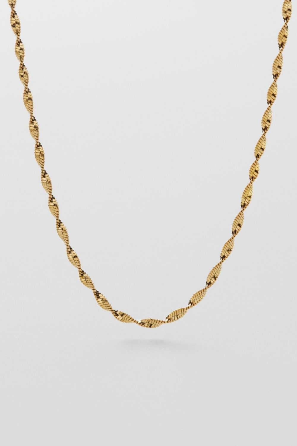 Twisted Herringbone Necklace 18k Gold Plated i gruppen Smykker / Halskjeder / Kjeder hos Glitter (1400855-12-ONESIZE)
