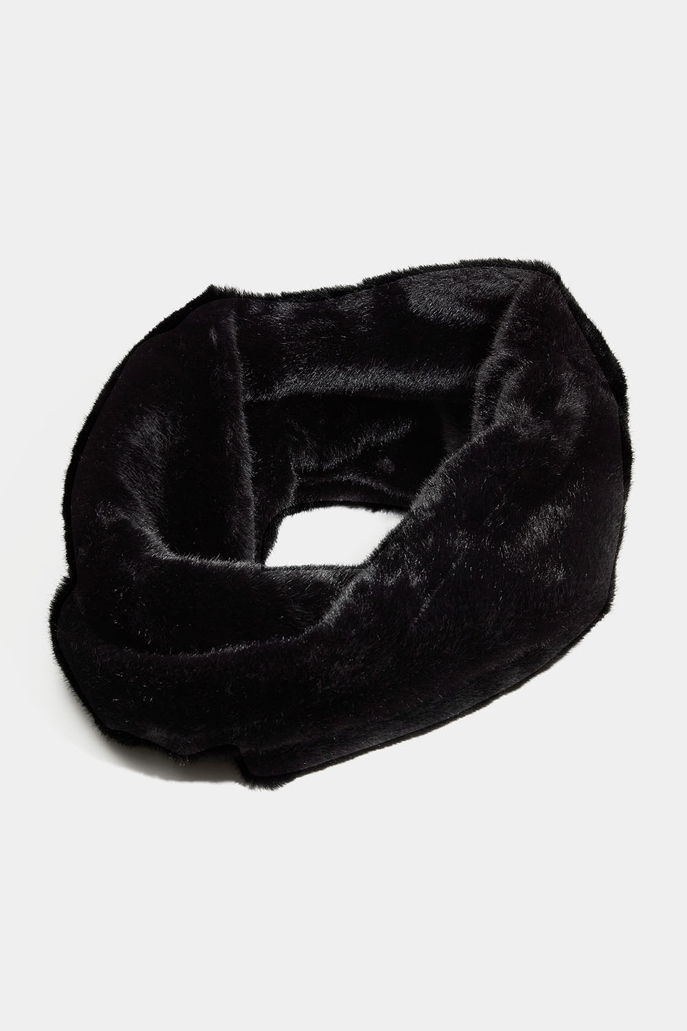 Stort tubeskjerf i svart fuskepels i gruppen Accessories / Strikket / Skjerf hos Glitter (171001899000)