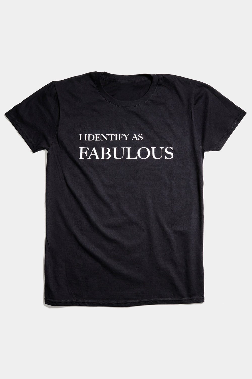 Svart t-skjorte med påskriften «I identify as fabulous» i gruppen Pride hos Glitter (1710019790)