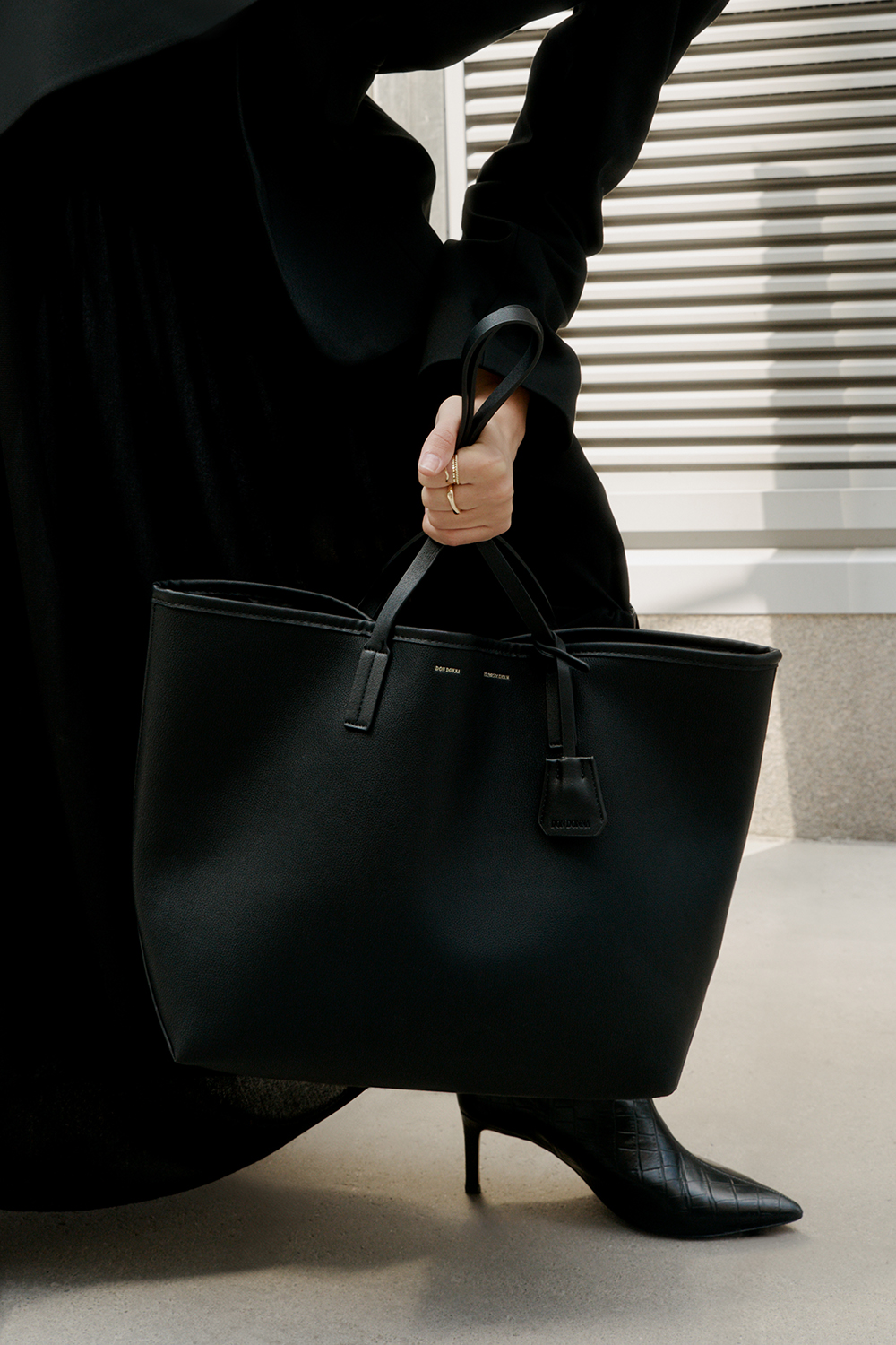 Stor, svart handlebag i gruppen Don Donna - vesker hos Glitter (172001319000)
