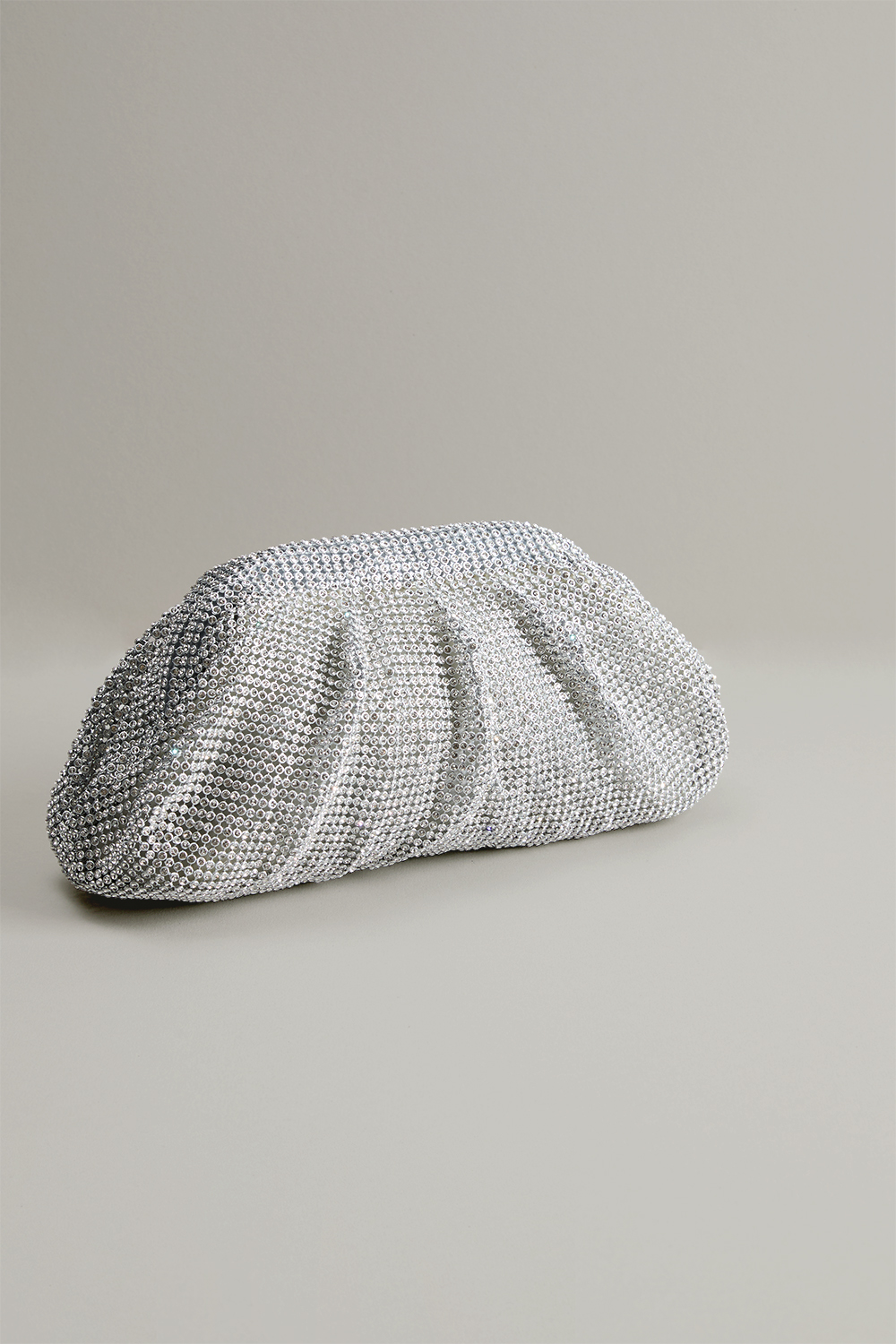 Myk sølvfarget clutchveske med strass i gruppen Store week / hos Glitter (172001851000)