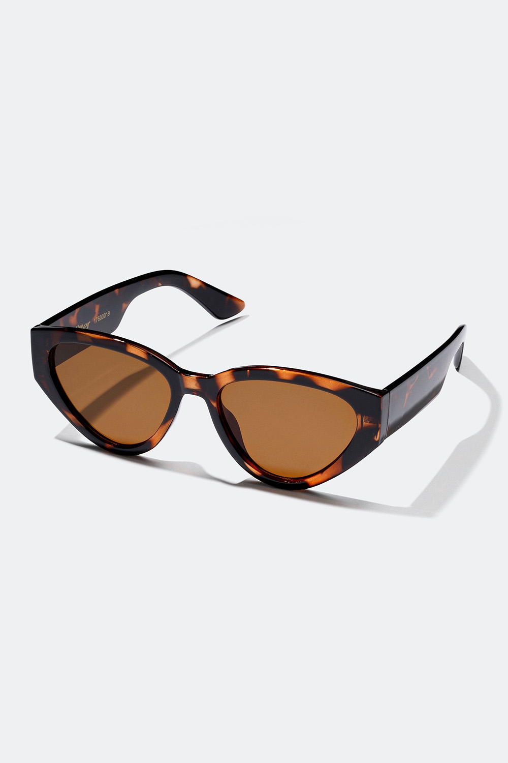 Solbrille med avrundet cateye-design i gruppen Solbriller hos Glitter (17600019)