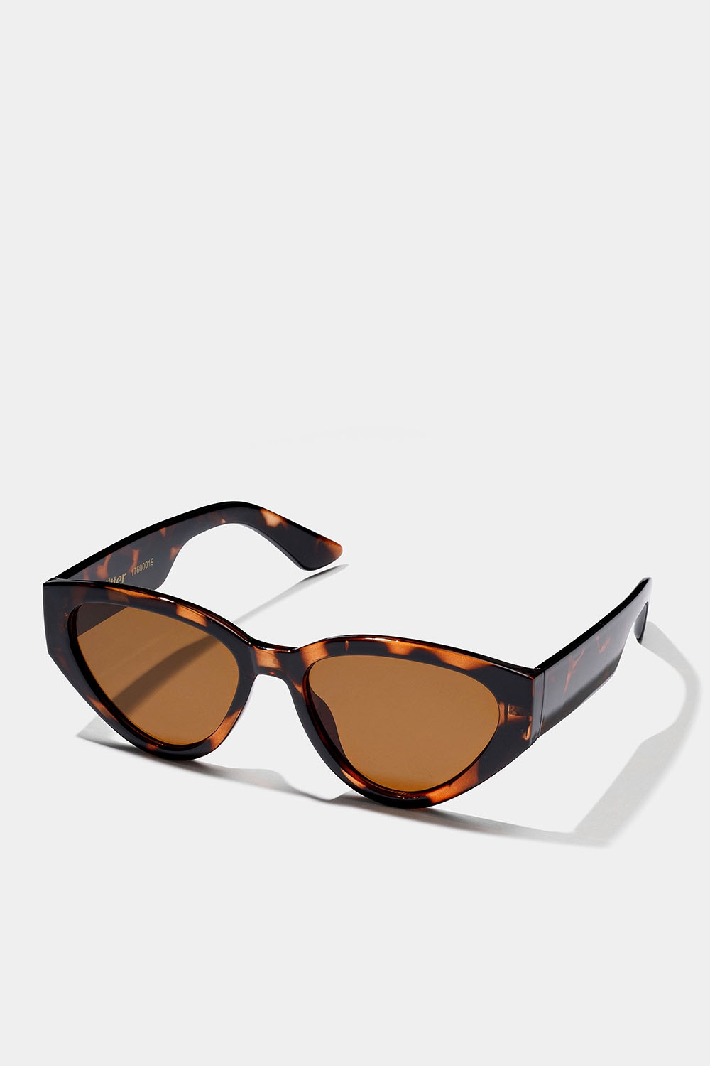 Solbriller med avrundet cateye-design i gruppen Accessories / Solbriller hos Glitter (17600019)