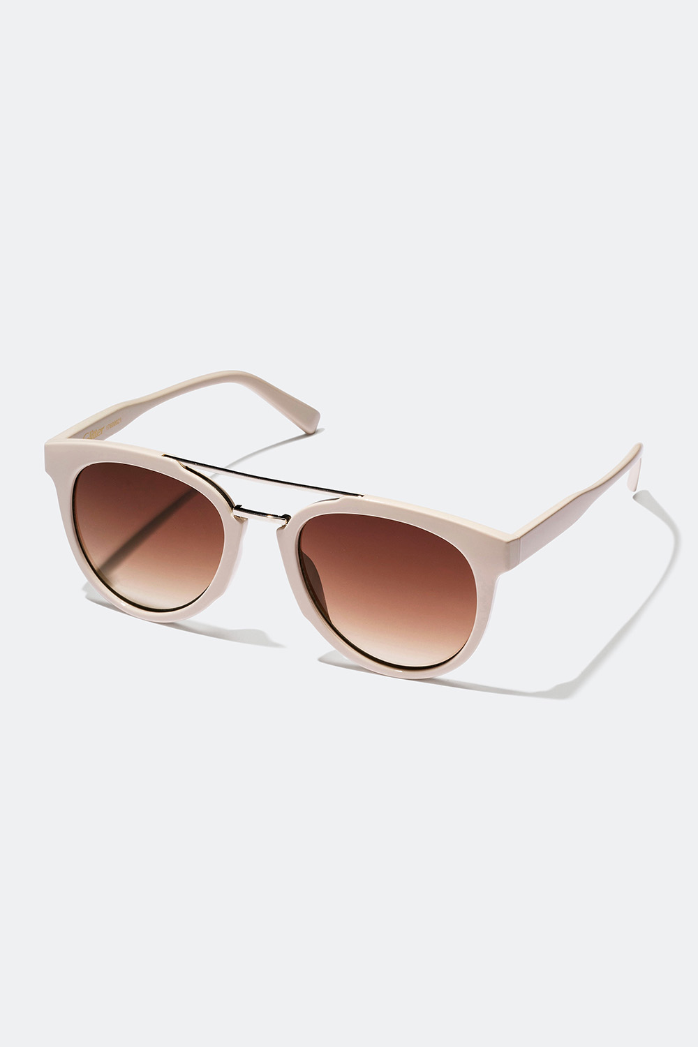 Solbriller med tonede glass og metalldetaljer i gruppen Solbriller hos Glitter (17600021)