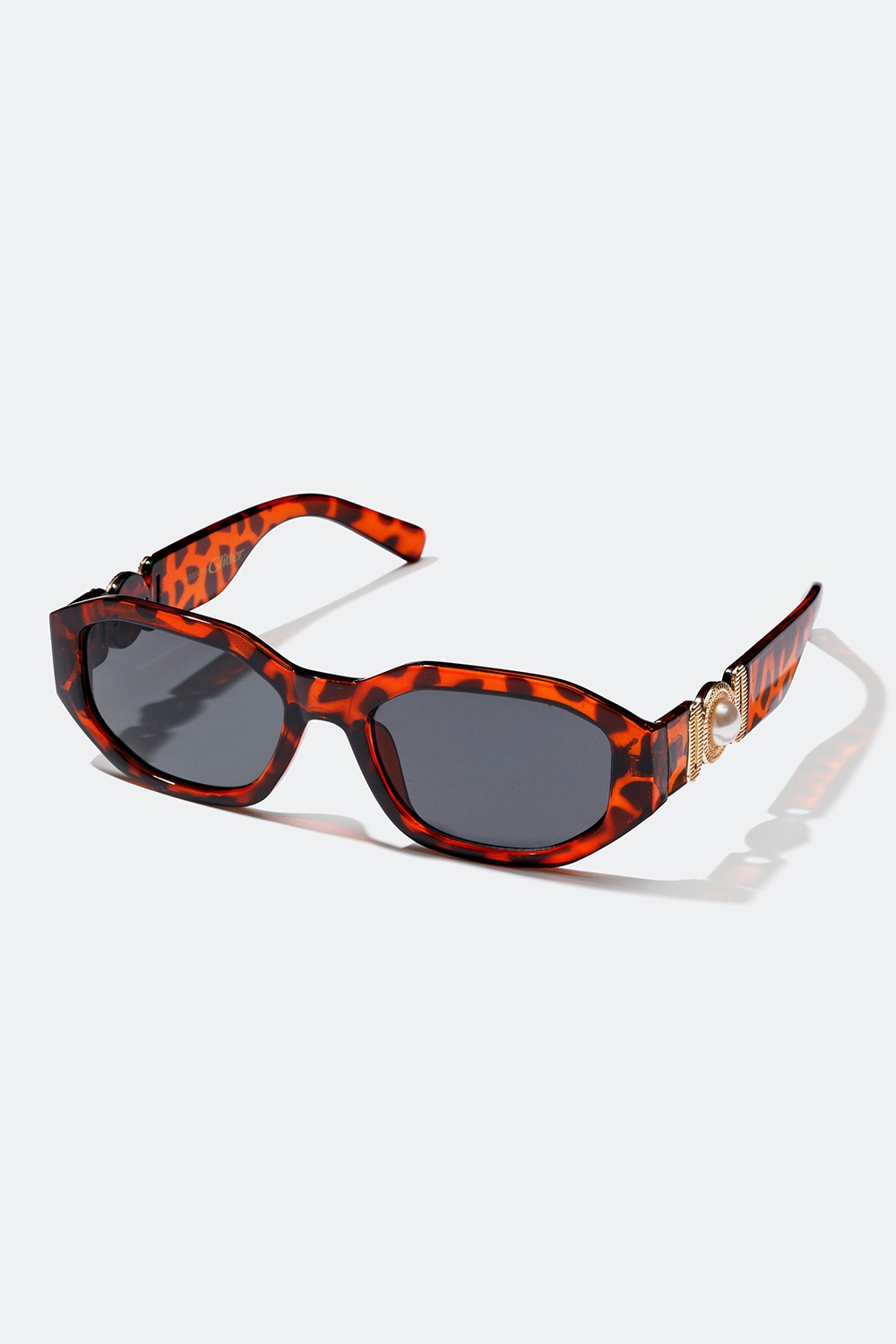 Rektangulære, skilpaddemønstrede solbriller med perledetaljer i gruppen Accessories / Solbriller hos Glitter (176000490700)