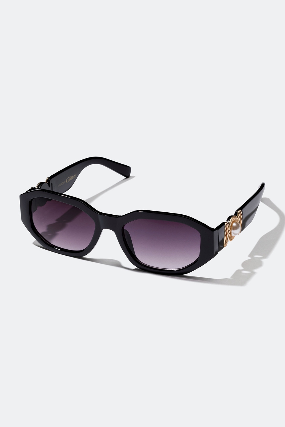 Rektangulære, svarte solbriller med perledetaljer i gruppen Solbriller hos Glitter (176000499000)