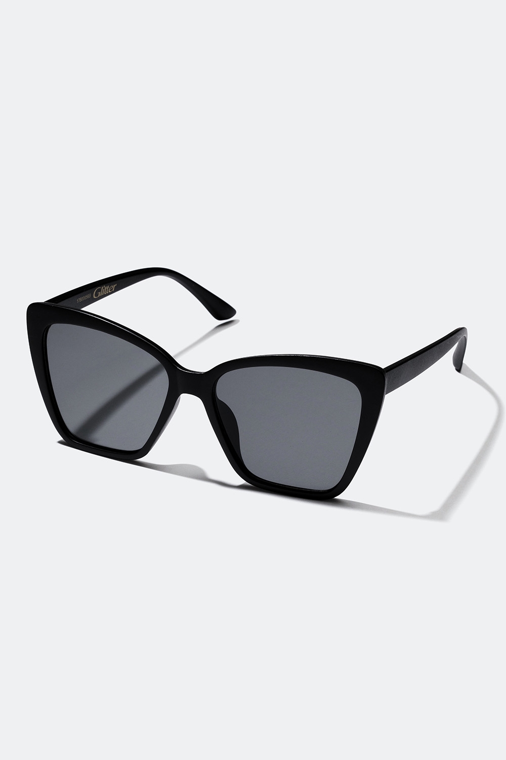 Matte, svarte solbriller med cateye-design i gruppen Solbriller hos Glitter (176000569000)