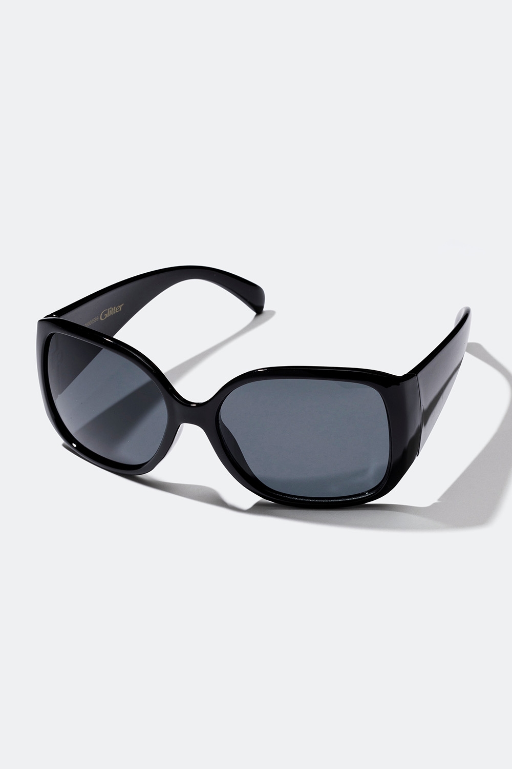 Svarte solbriller med tykke stenger. i gruppen Solbriller hos Glitter (176000599000)