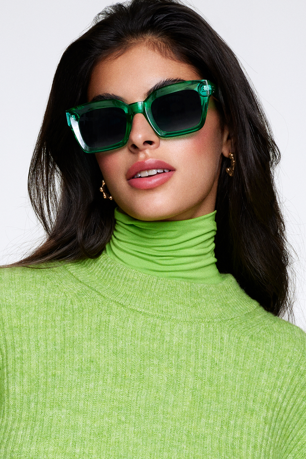 Grønne solbriller med iøynefallende innfatning i gruppen Solbriller hos Glitter (176000607500)