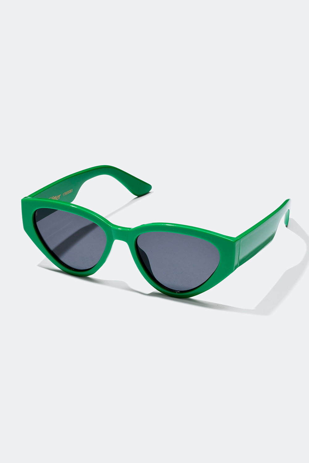 Grønne solbriller med avrundet cateye-design i gruppen Solbriller hos Glitter (176000617500)