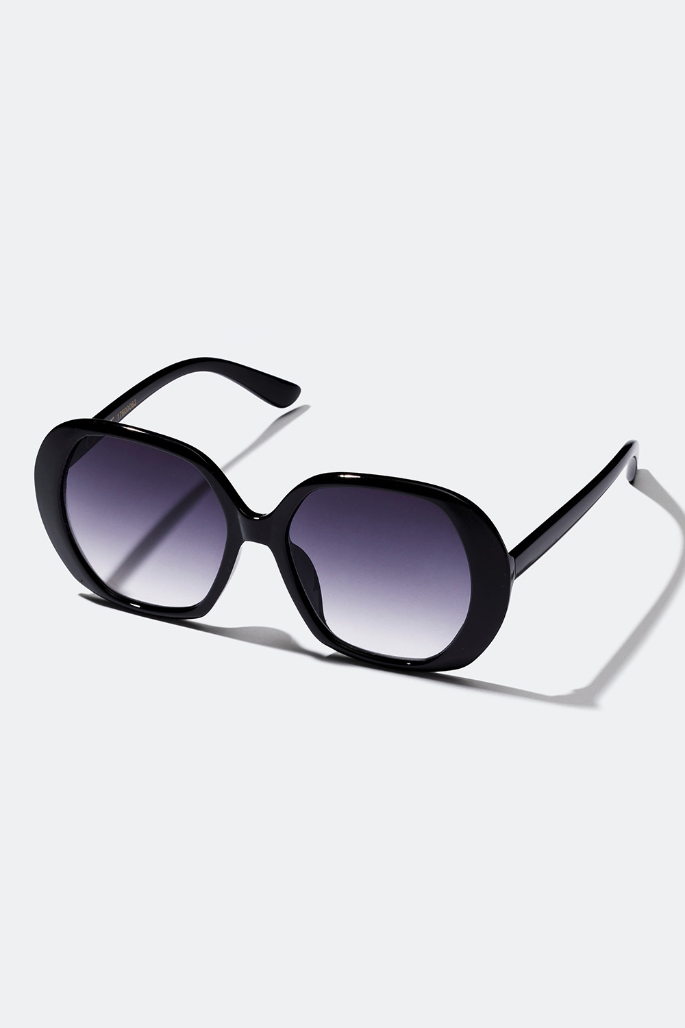 Oversize-solbriller med svart avrundet innfatning i gruppen Solbriller hos Glitter (176000629000)