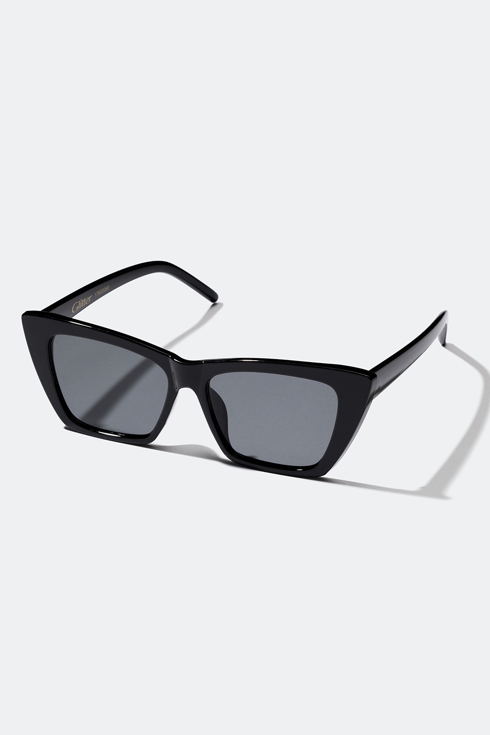 Rektangulære solbriller i svart med cateye-design i gruppen Solbriller hos Glitter (176000669000)