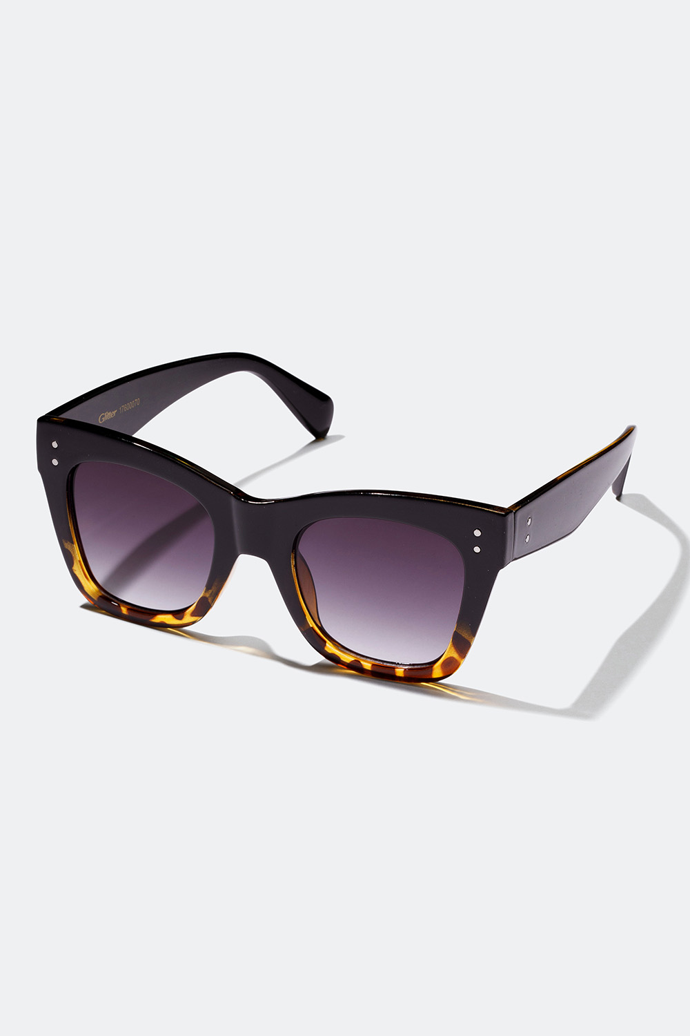 Solbriller i svart og brunt med metalldetaljer i gruppen Solbriller hos Glitter (176000708400)