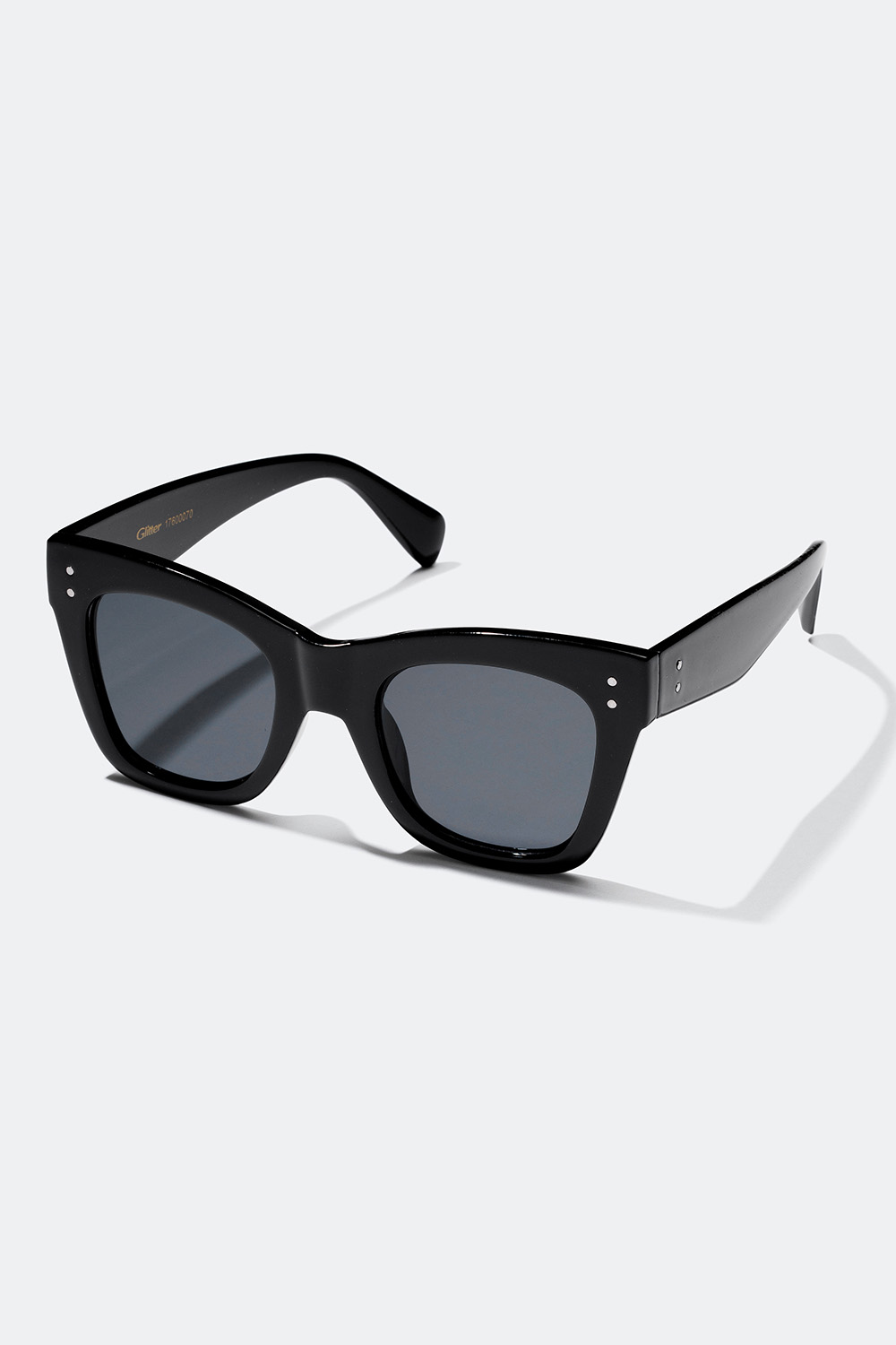 Svarte solbriller med rette kanter og metalldetaljer i gruppen Solbriller hos Glitter (176000709000)