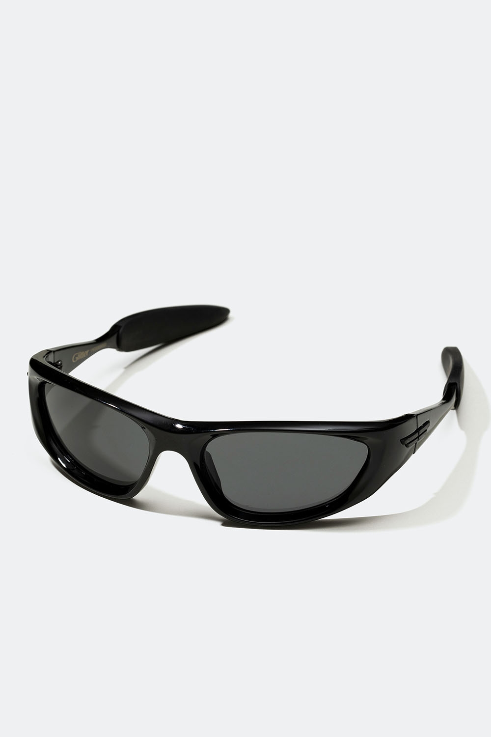 Svarte solbriller med wraparound-design i gruppen Accessories / Solbriller hos Glitter (176000889000)