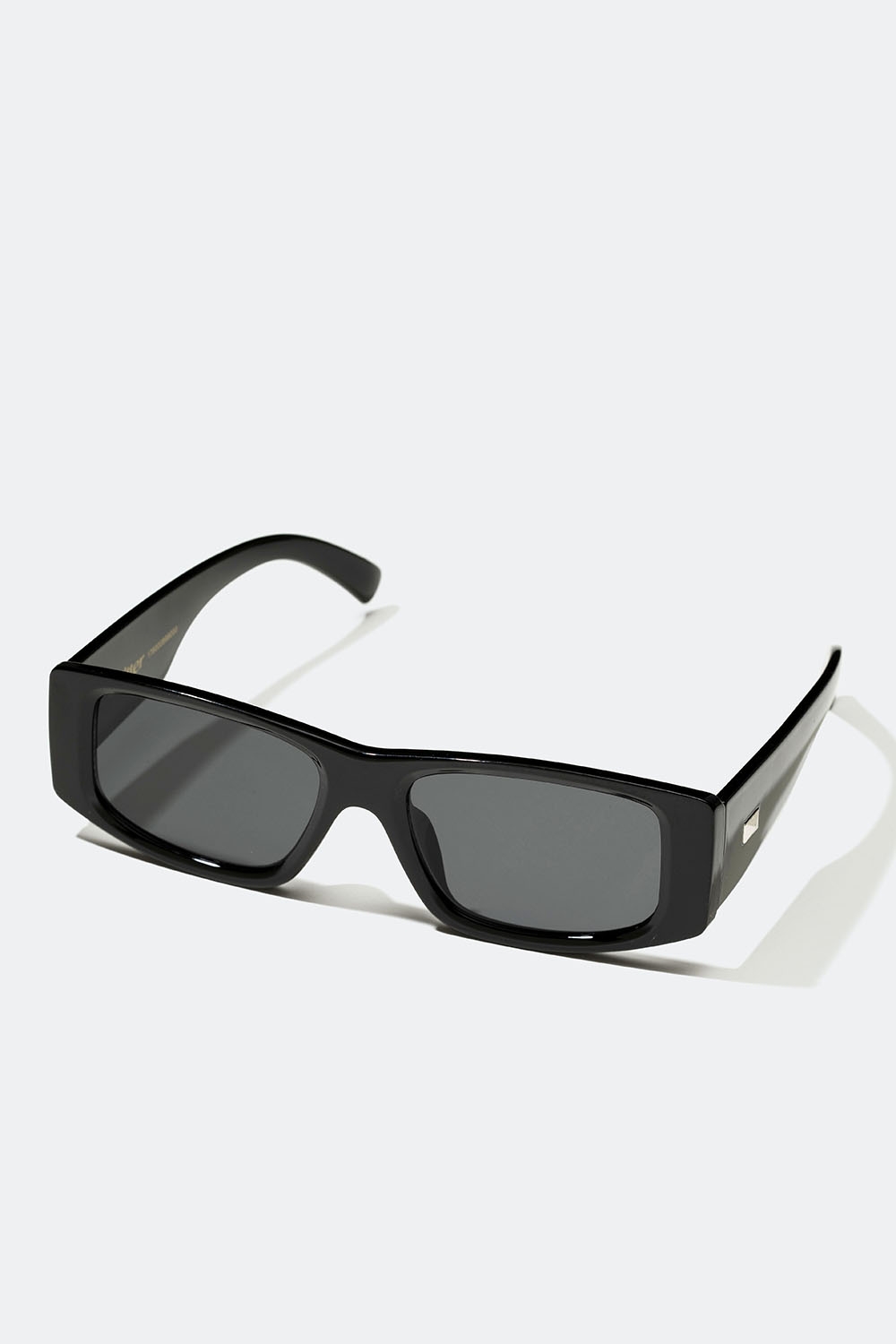 Svarte, rektangulære solbriller med metalldetalj i gruppen Accessories / Solbriller hos Glitter (176000899000)