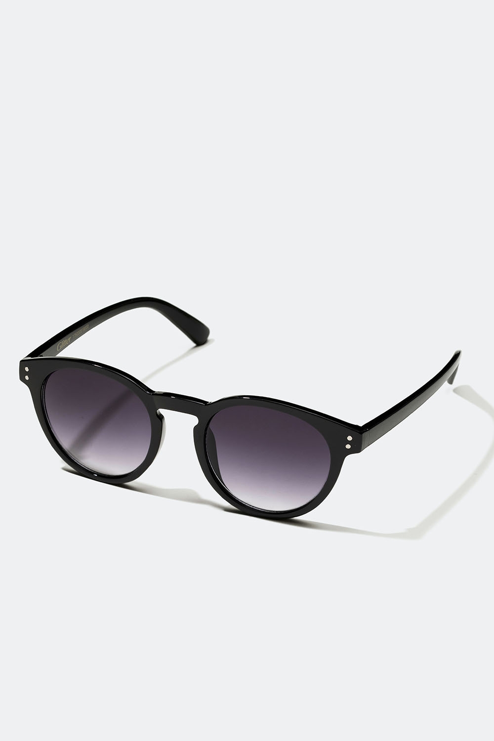Runde, svarte solbriller med metalldetalj i gruppen Accessories / Solbriller hos Glitter (176000919000)