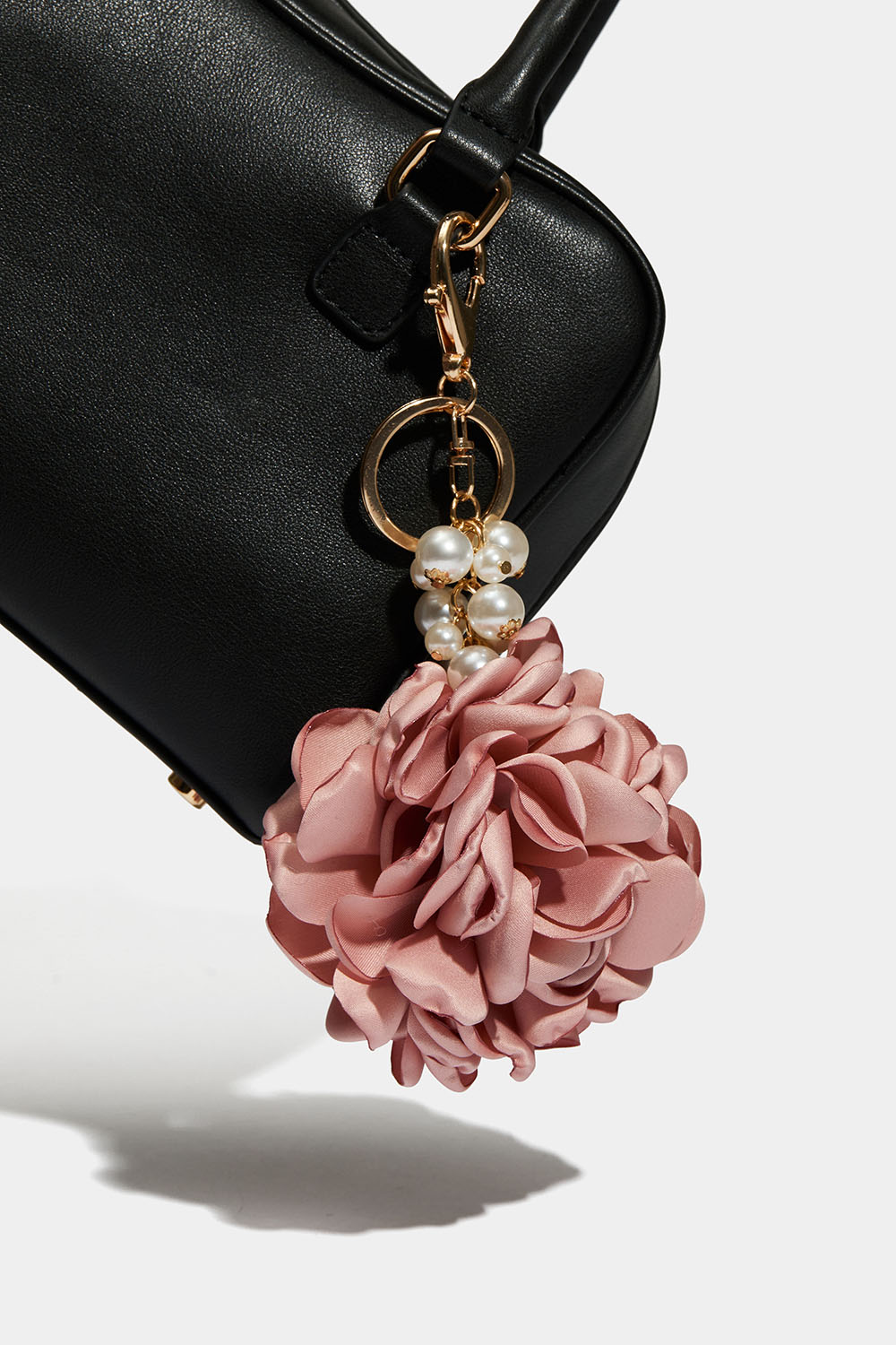 Veskedekor med perler og stor blomst i gruppen Vesker / Bag charms hos Glitter (177000495100)