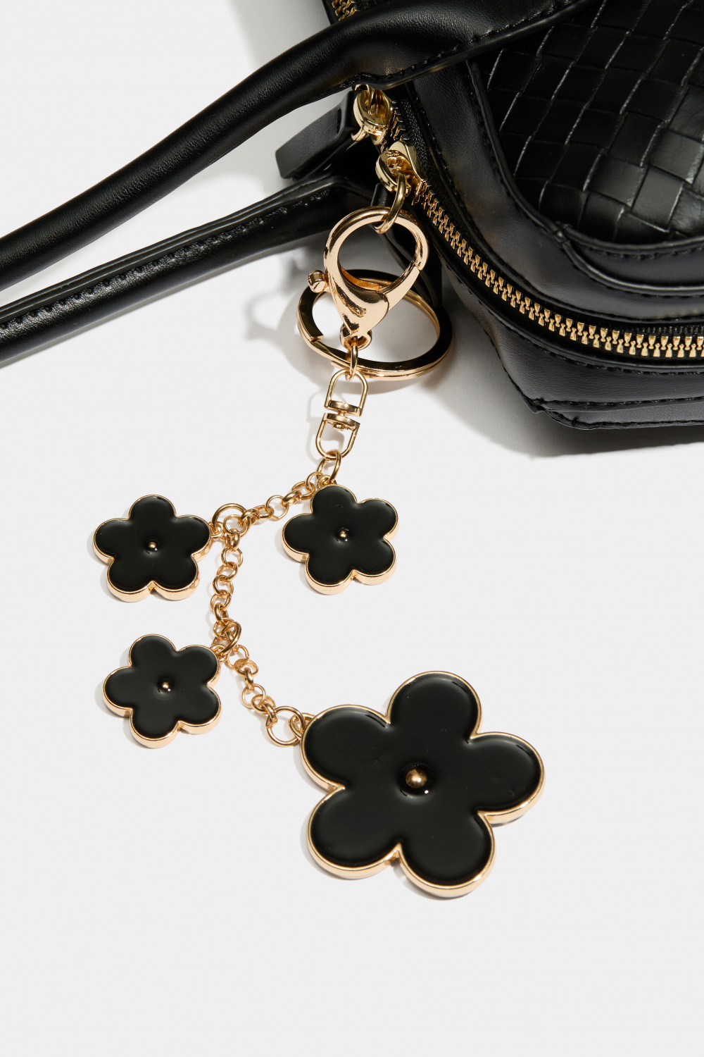 Veskedekor med sorte blomster i gruppen Vesker / Bag charms hos Glitter (177000509000)