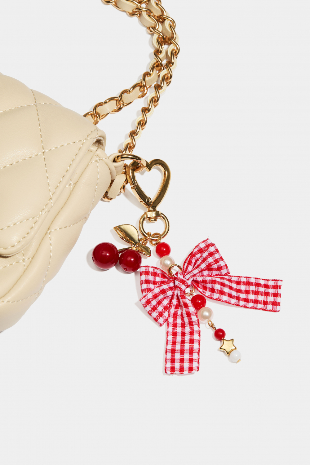 Veskedekor med kirsebær og sløyfe i gruppen Vesker / Bag charms hos Glitter (177000546000)