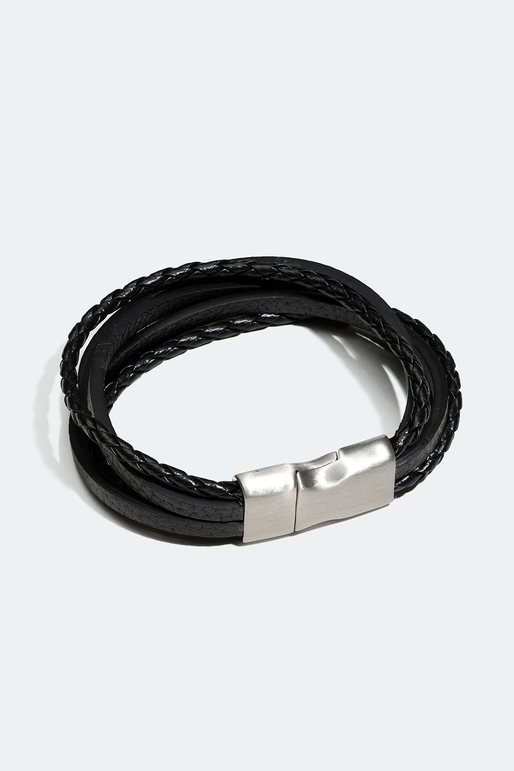 Bredt armbånd med enkle og flettede stropper i sort kunstskinn i gruppen Smykker / Armbånd / Brede hos Glitter (25100087)
