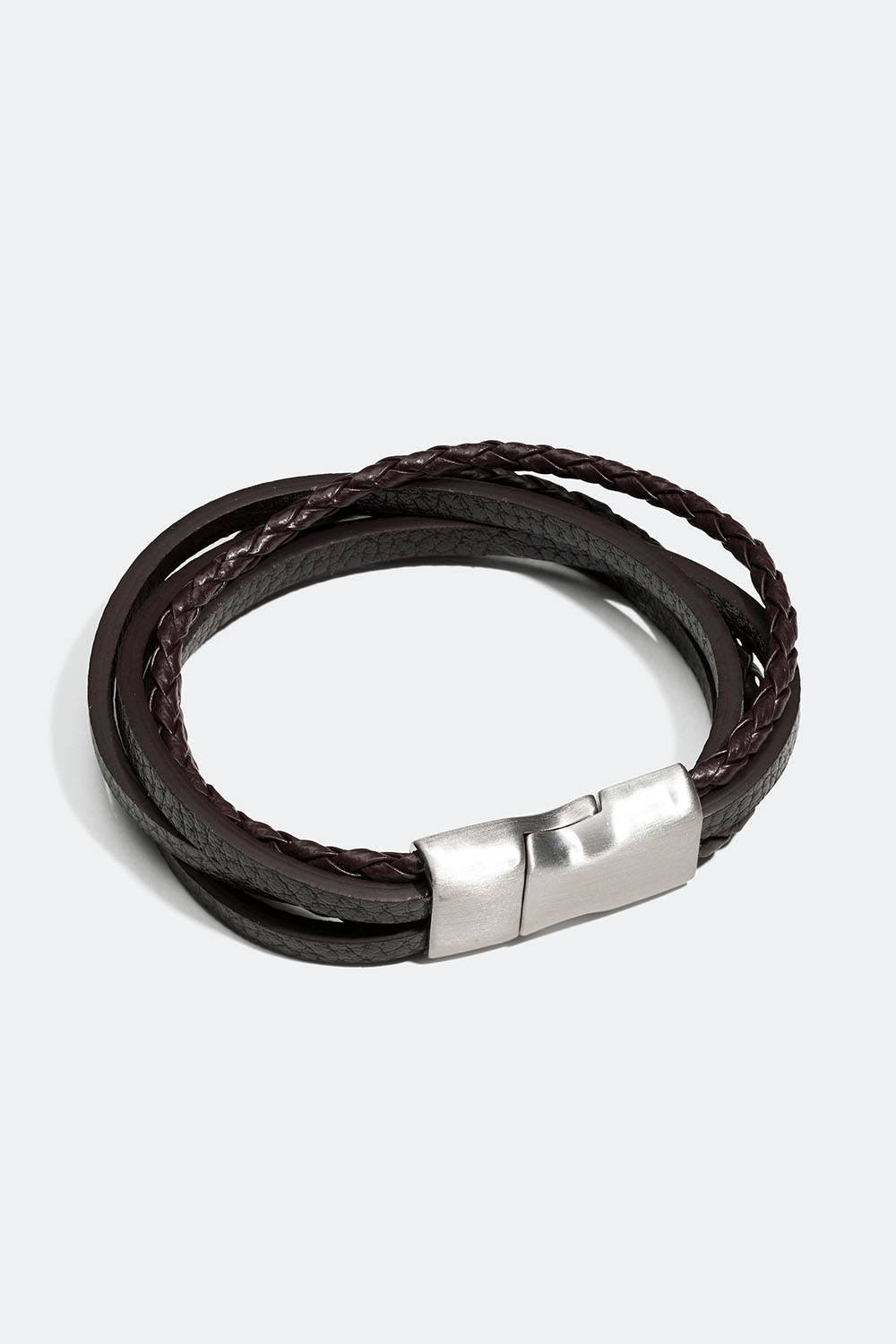 Bredt armbånd med enkle og flettede stropper i brunt kunstskinn i gruppen Smykker / Armbånd / Brede hos Glitter (251000878)
