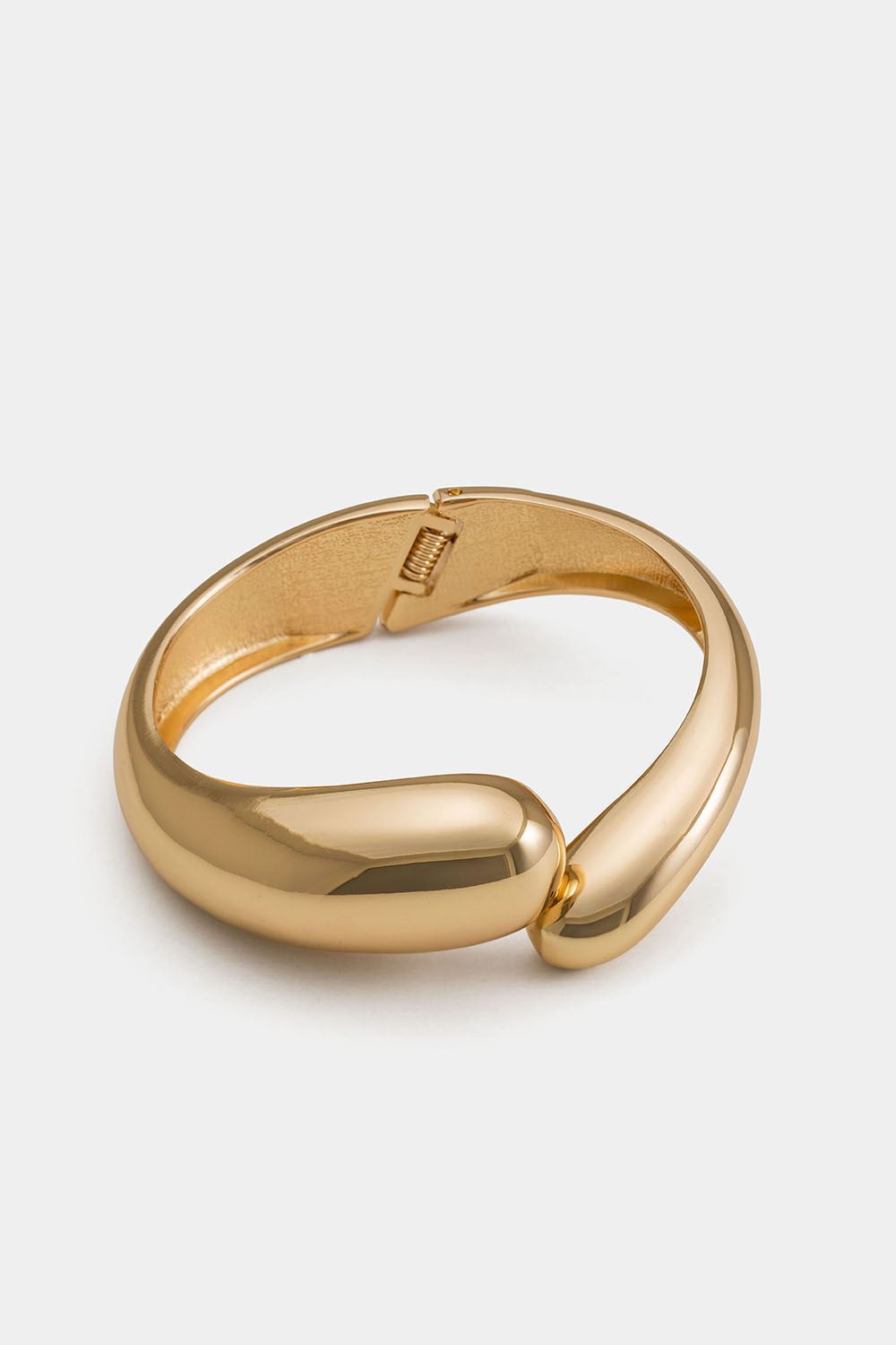 Gullfarget, bredt armbånd med runde former i gruppen Smykker / Armbånd / Brede hos Glitter (251001342002)