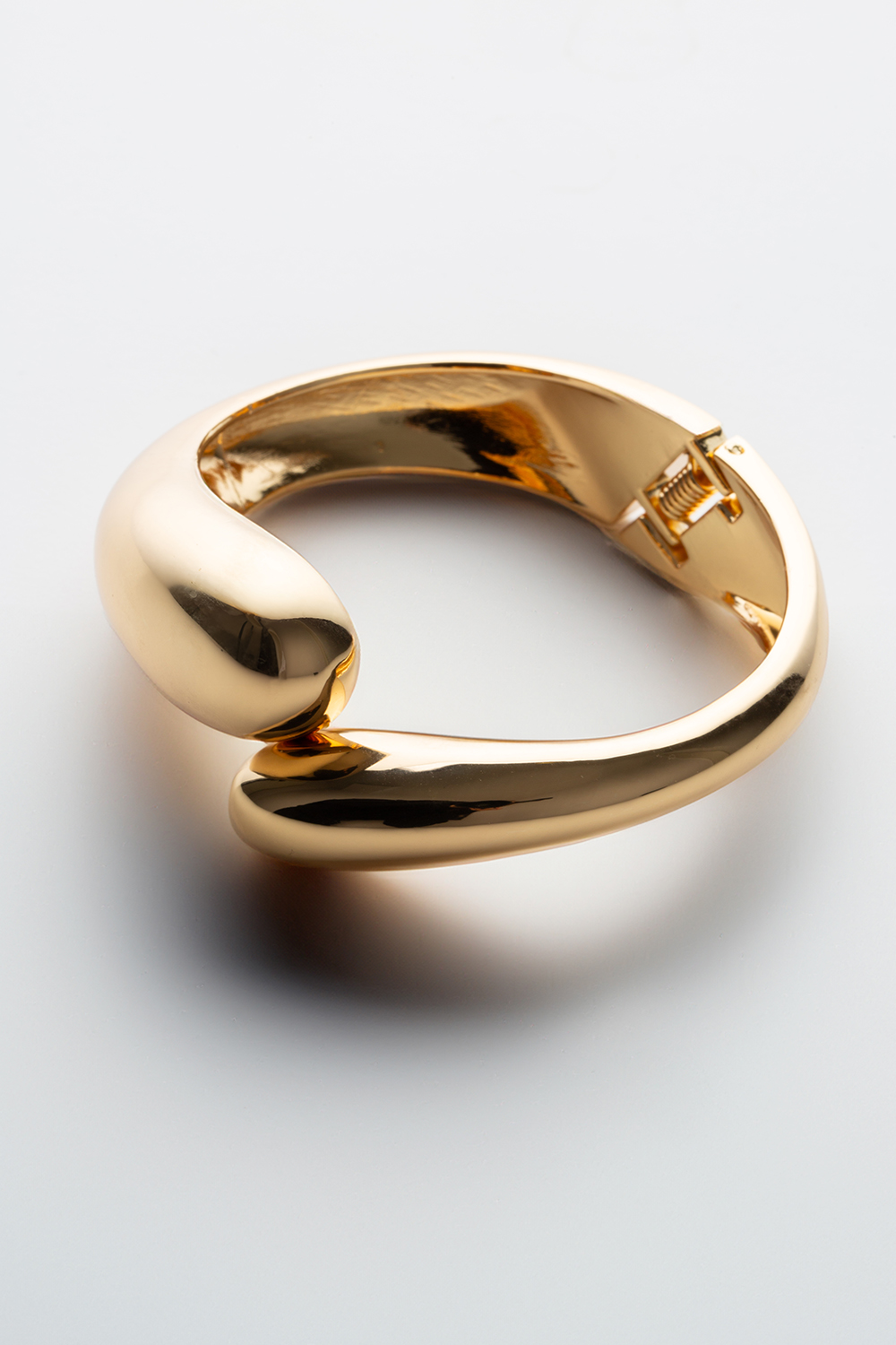 Gullfarget, bredt armbånd med runde former i gruppen Smykker / Armbånd / Brede hos Glitter (251001342002)