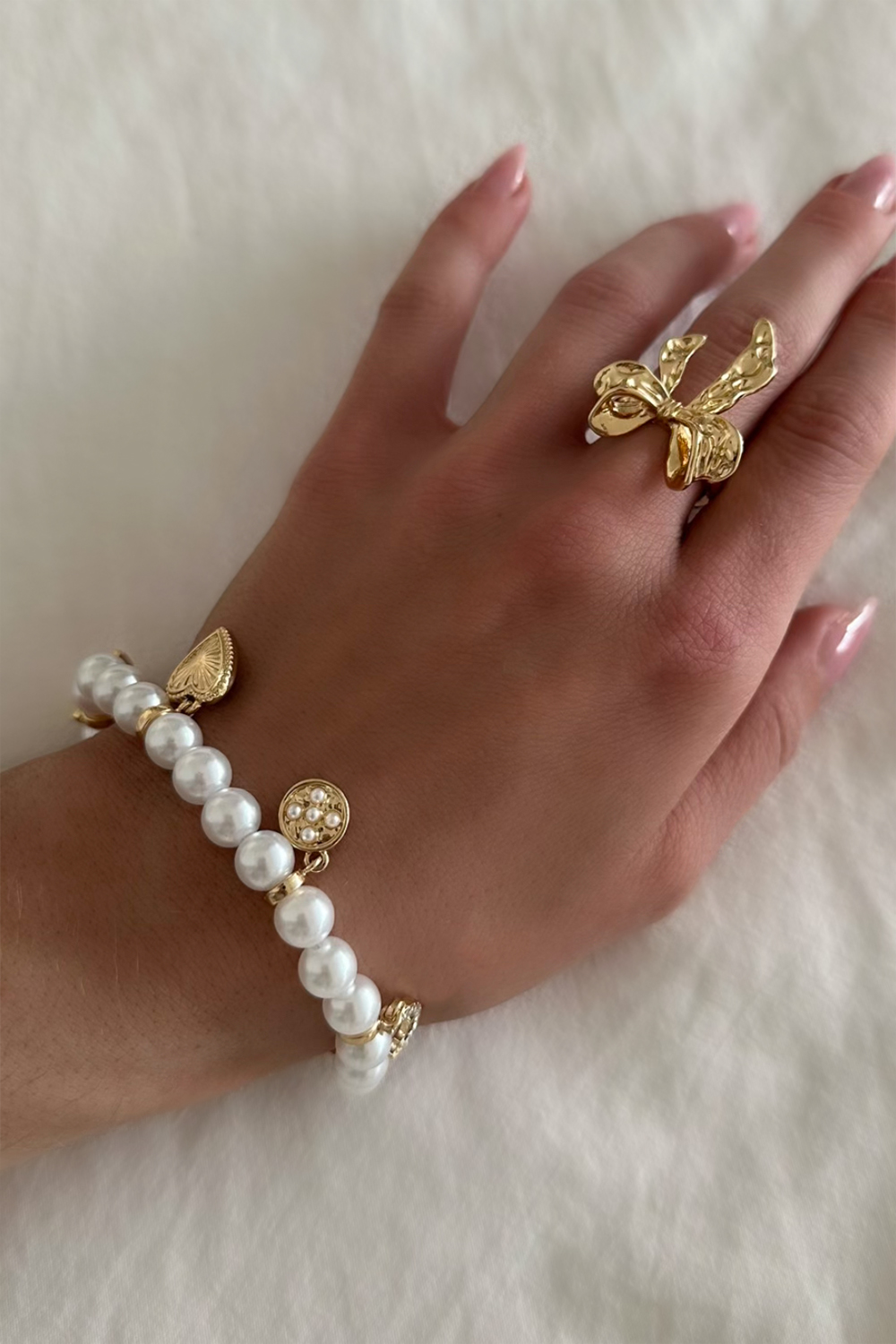Perlearmbånd med gullfargede anheng i gruppen Smykker / Armbånd hos Glitter (251001462002)