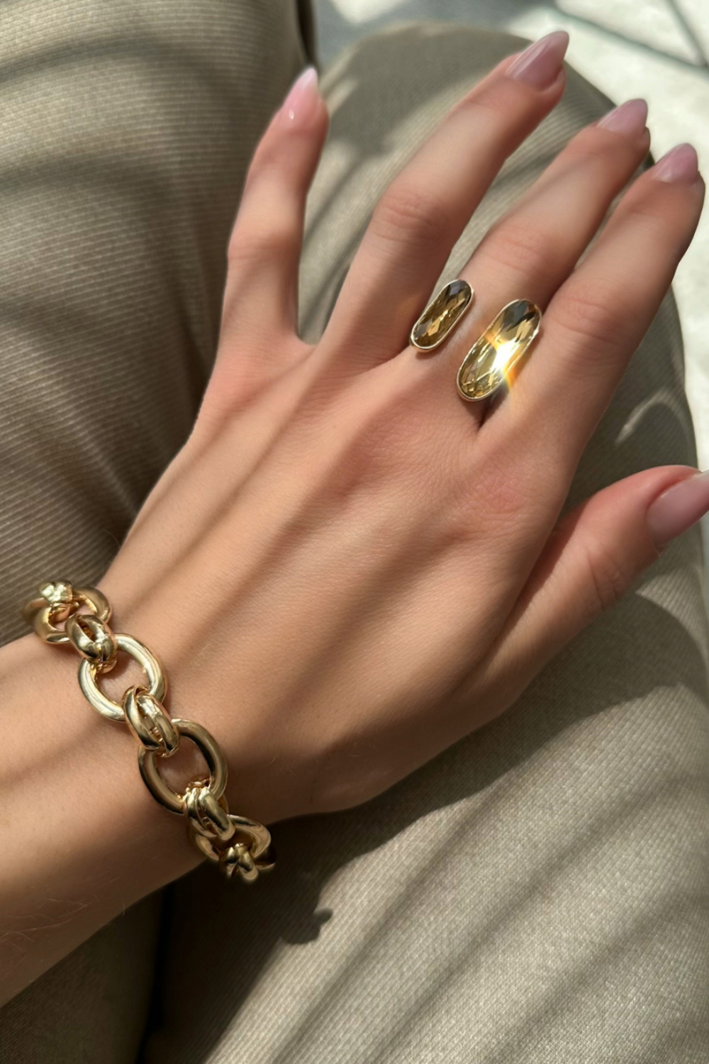 Kjedearmbånd med ovale, flate ledd, gullfarget i gruppen Smykker / Armbånd / Brede hos Glitter (251001482002)