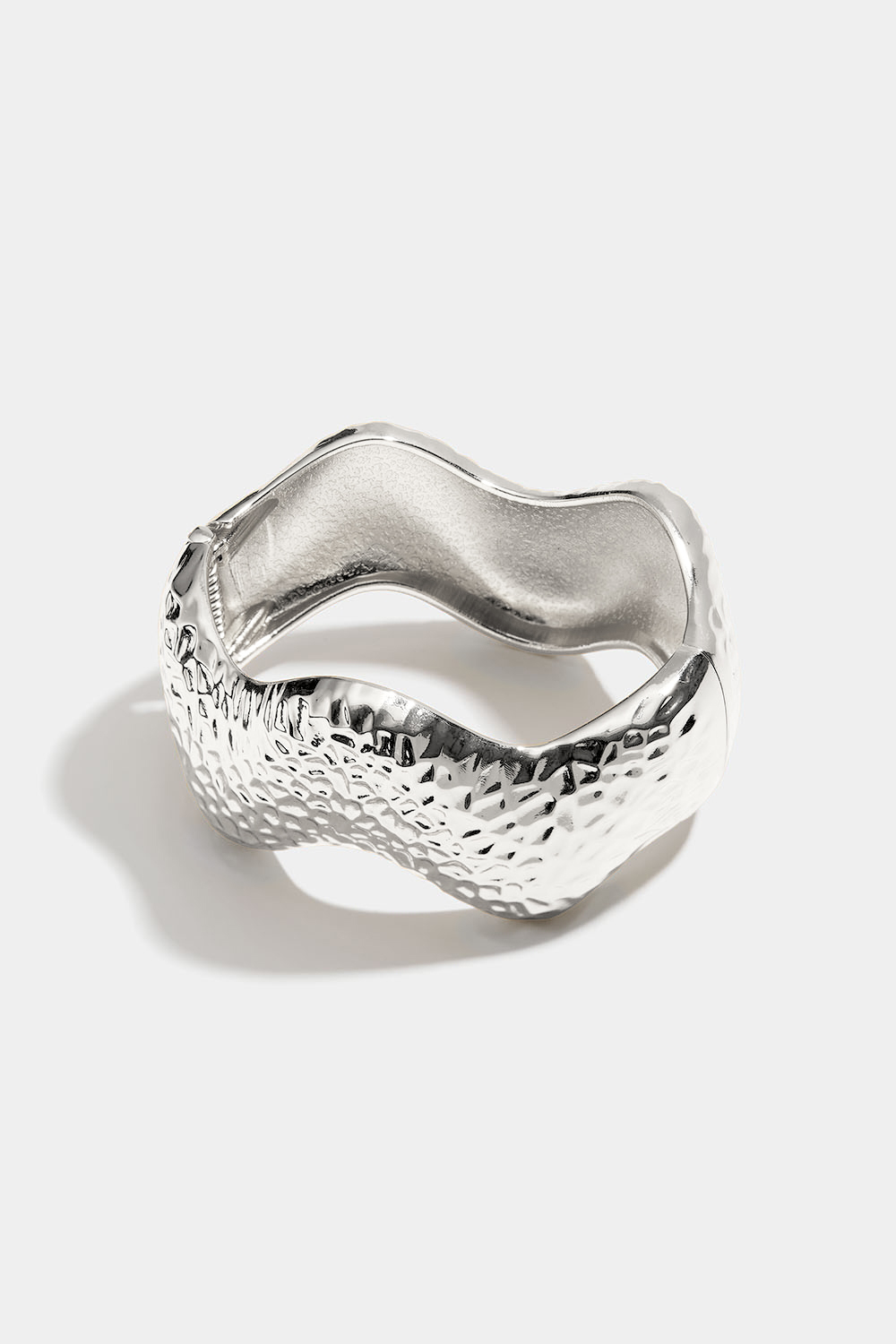 Mansjettarmbånd med hamret tekstur i gruppen Salg / Smykker hos Glitter (251001581001)