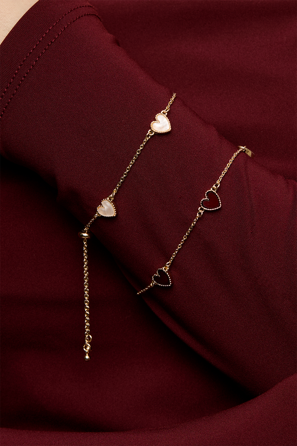 Gullfarget armbånd med røde hjerter i gruppen Store week / hos Glitter (251001656302)