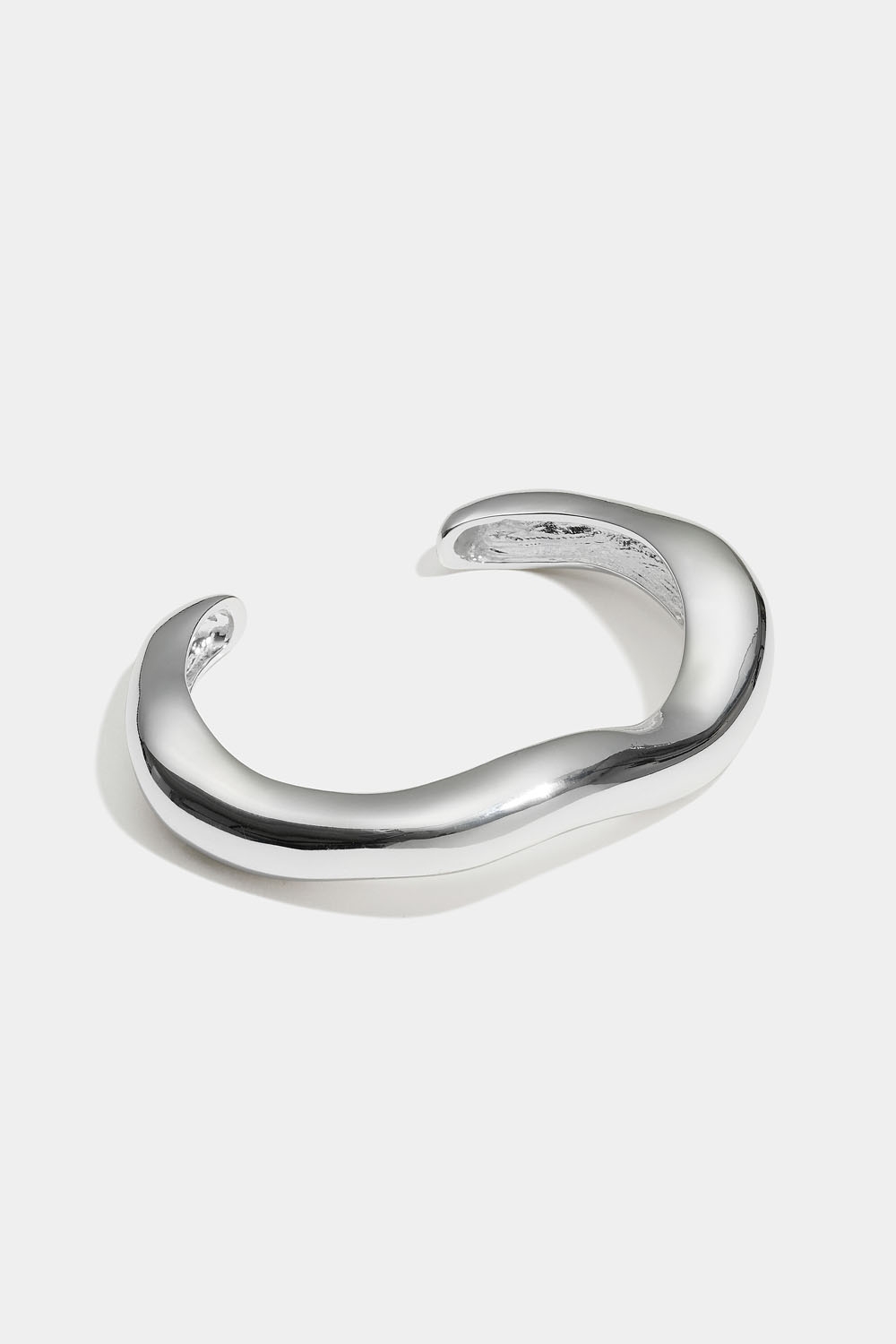 Mansjettarmbånd med organisk form i gruppen Smykker / Armbånd / Brede hos Glitter (251001711001)