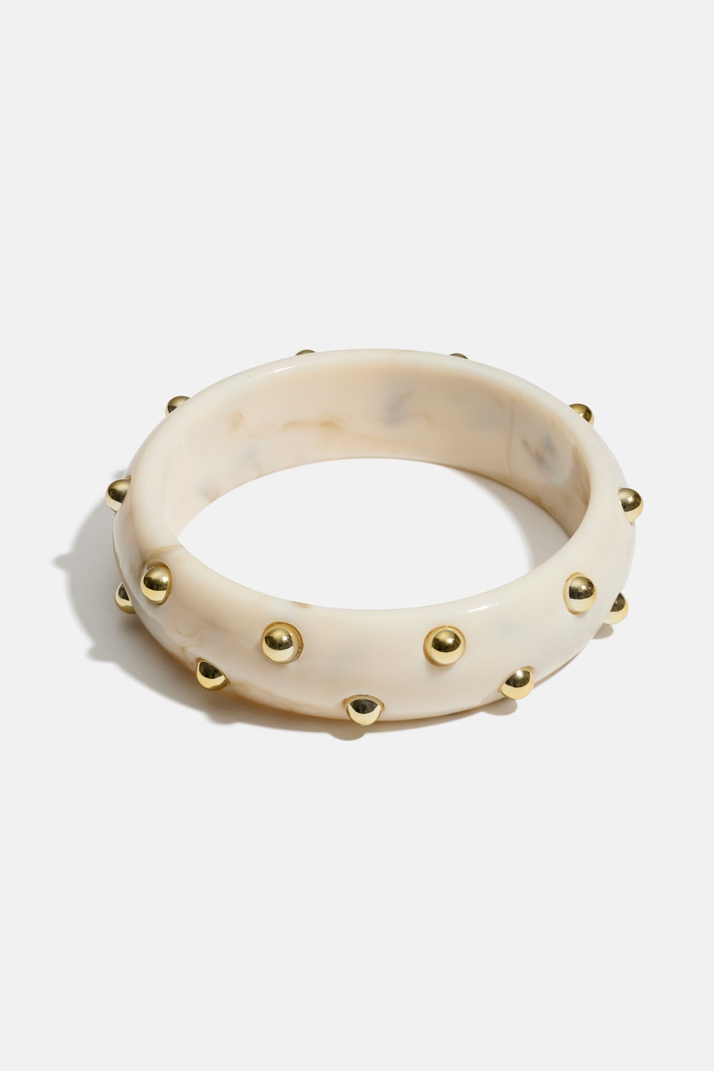 Hvit marmorert armbånd med nagler i gruppen Smykker / Armbånd / Brede hos Glitter (251001738396)