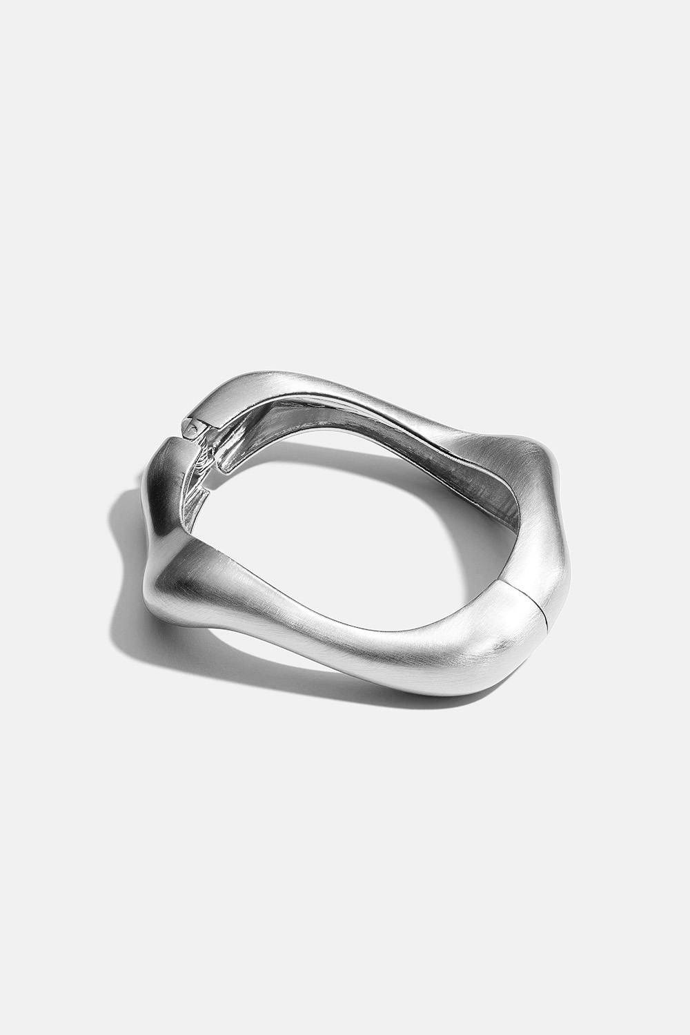 Bølgeformet bangle-armbånd med børstet overflate i gruppen Smykker / Armbånd / Brede hos Glitter (251001901001)