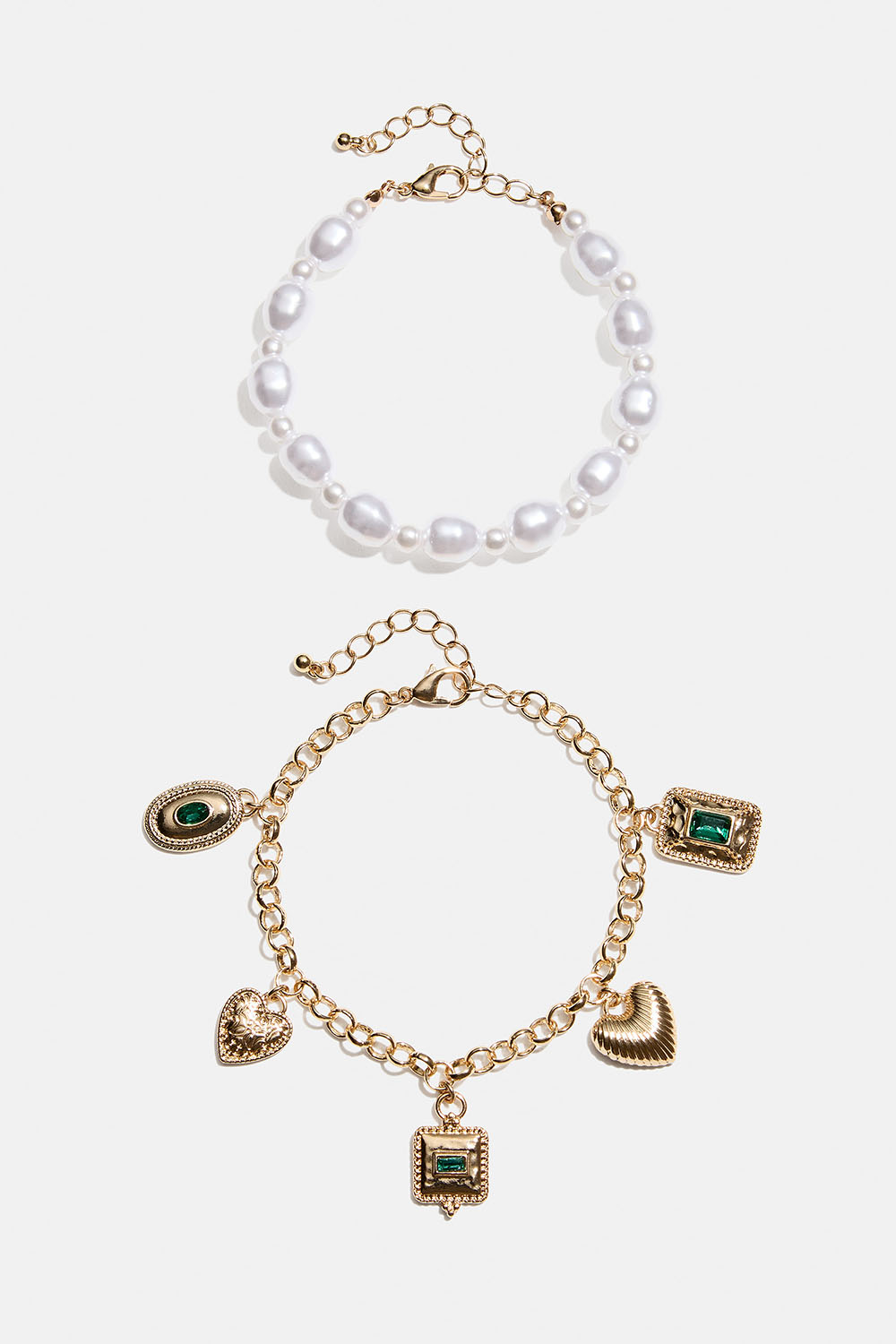 Armbånd med hvite perler og gullfargede anheng, 2-pakning i gruppen Smykker / Armbånd / Flerpakning hos Glitter (251002012002)