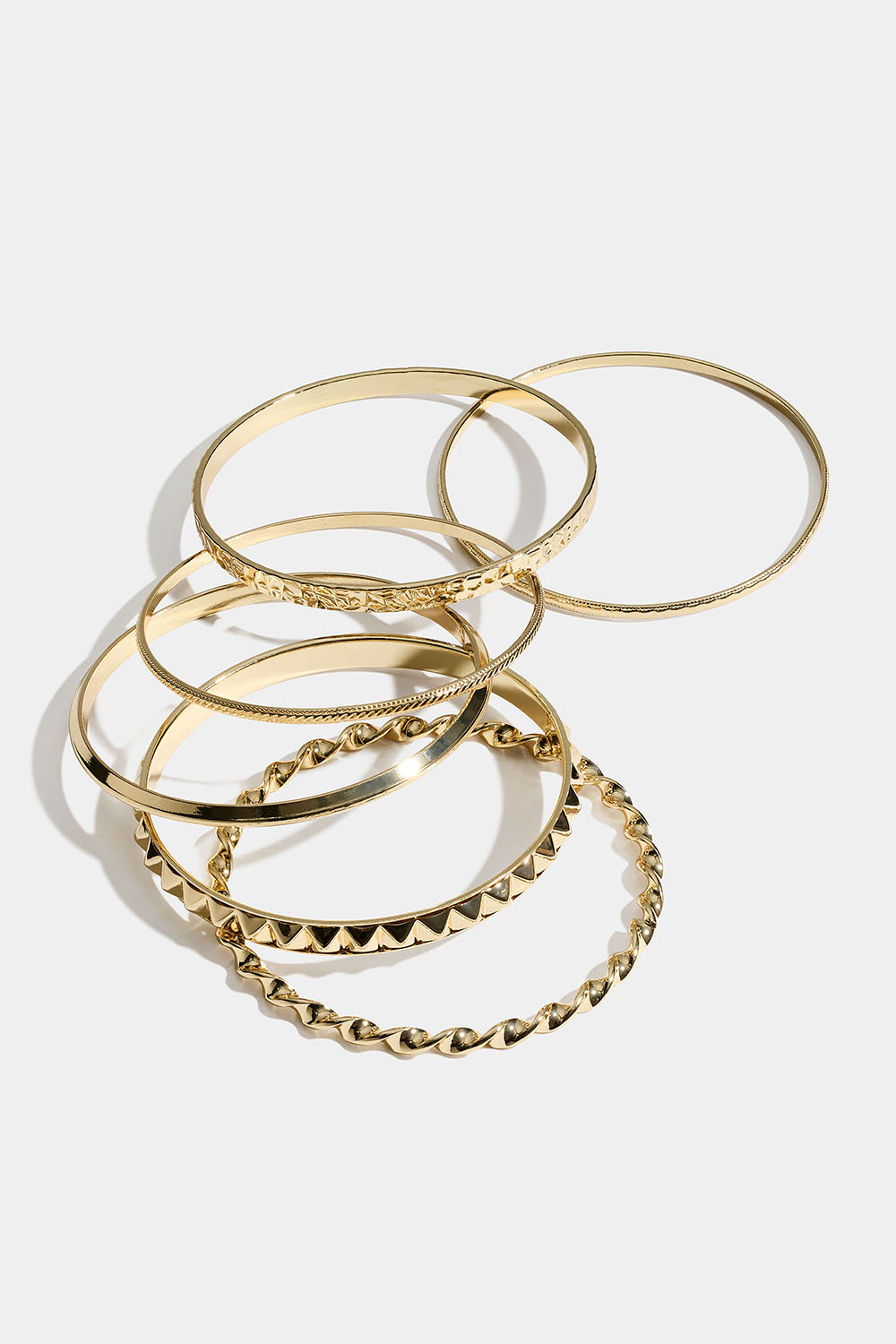 Gullfargede armringer med forskjellige designer, 6-pakning i gruppen Smykker / Armbånd hos Glitter (251002092002)