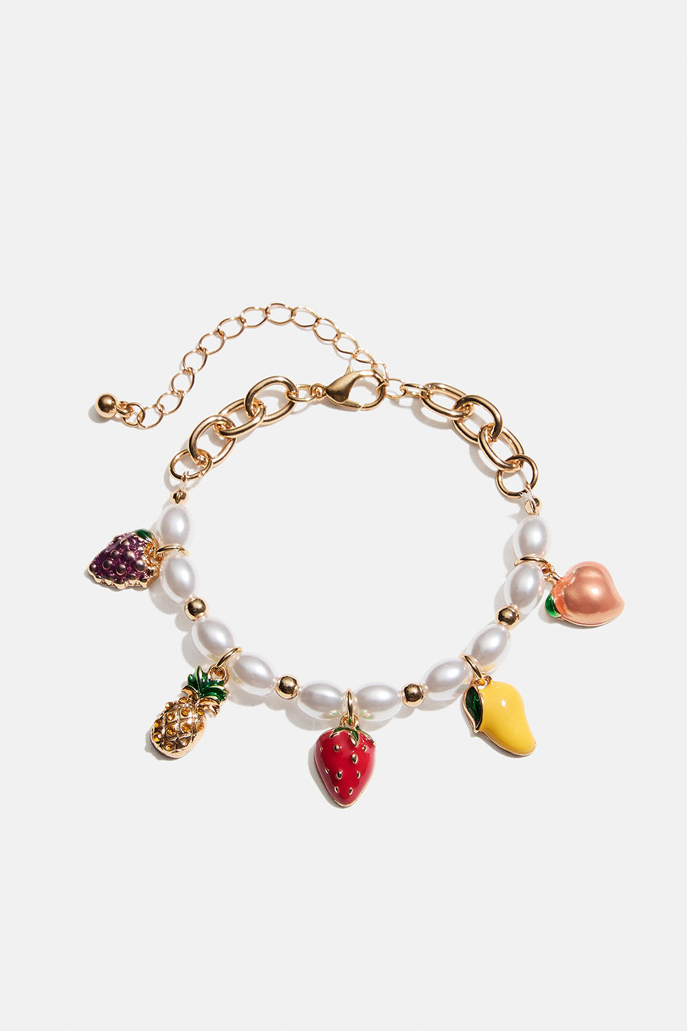 Armbånd med hvite perler og fruktanheng i gruppen Smykker / Armbånd hos Glitter (251002239902)
