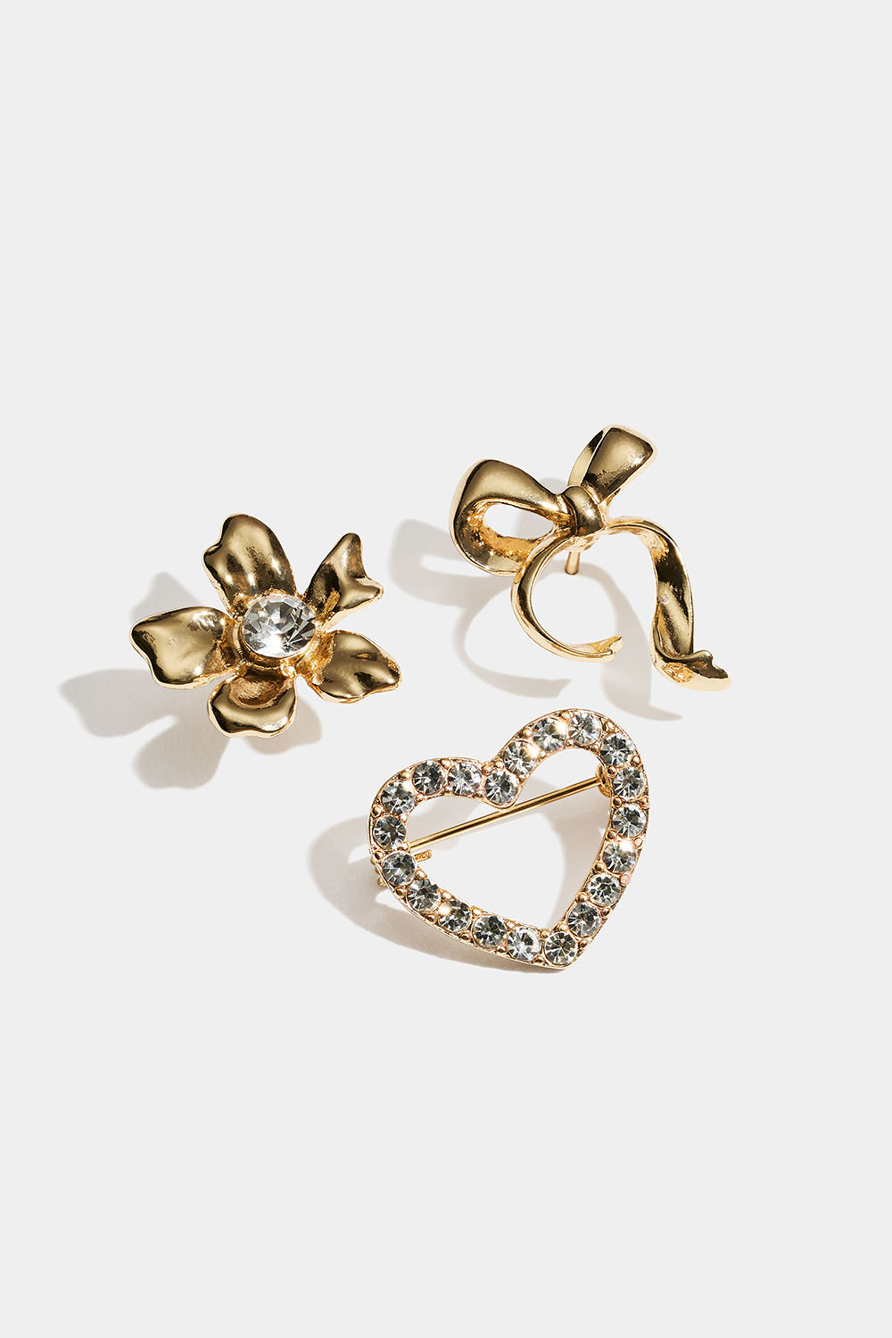 Gullfargede brosjer med sløyfe, blomst og hjerte, 3-pakning i gruppen Smykker / Brosjer hos Glitter (252000202002)