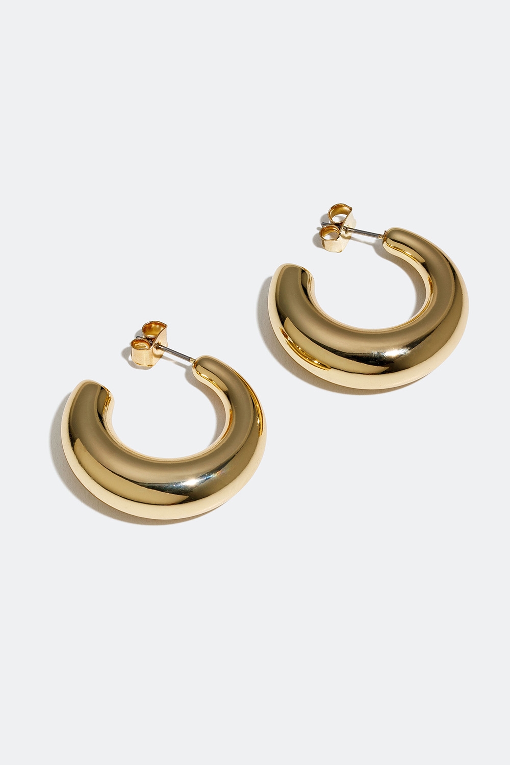 Gullfargede bøyler i bred design i gruppen Smykker / Øredobber / Øreringer / Klassiske øreringer hos Glitter (253003052000)
