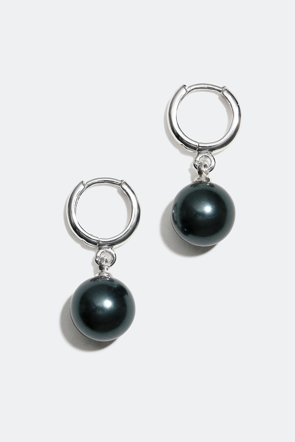 Små bøyler med mørke grå perler i gruppen Smykker / Øredobber / Øreringer / Øreringer med anheng hos Glitter (253003379501)