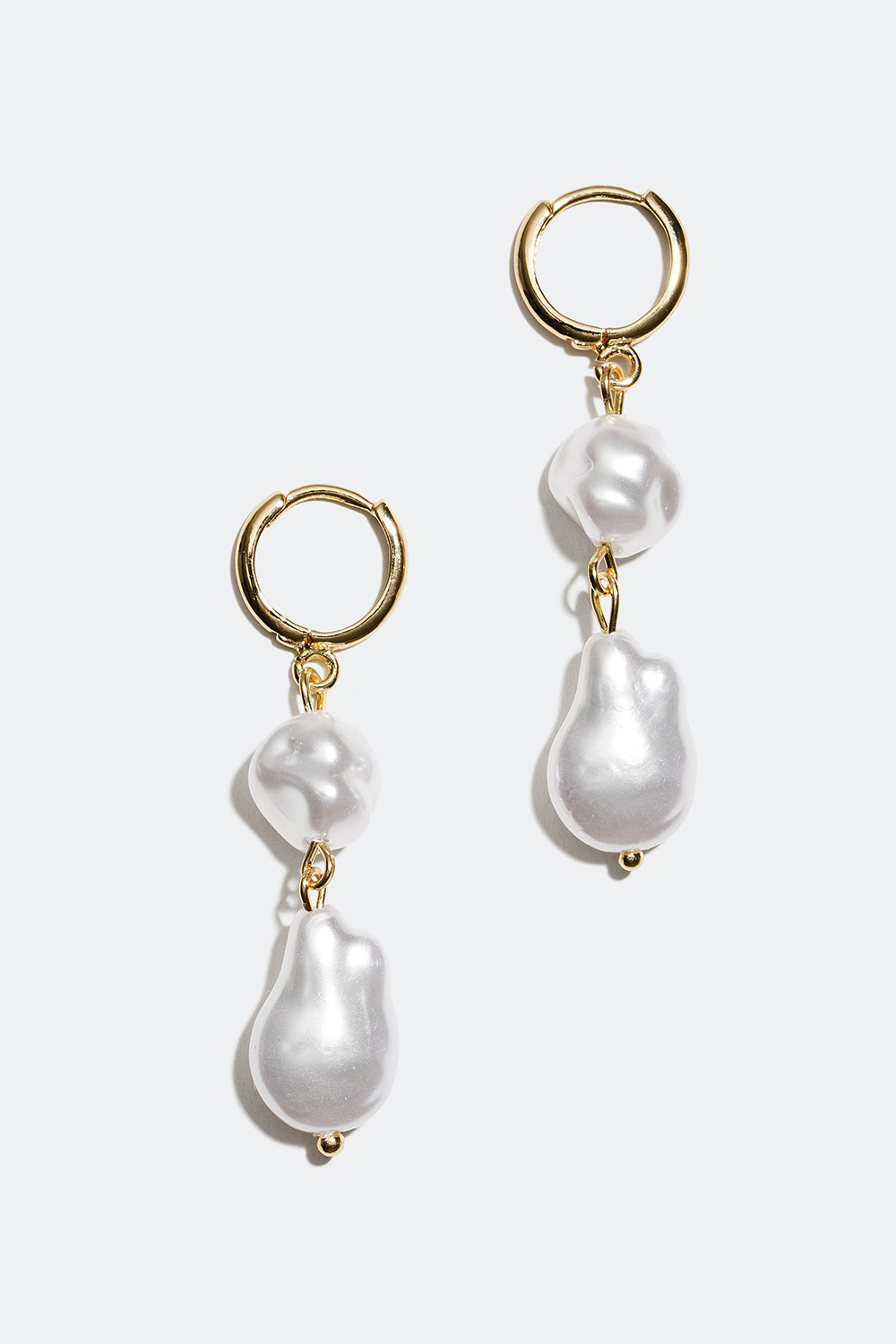 Små, gullfargede bøyler med to perler i gruppen Smykker / Øredobber / Øreringer hos Glitter (253003593102)