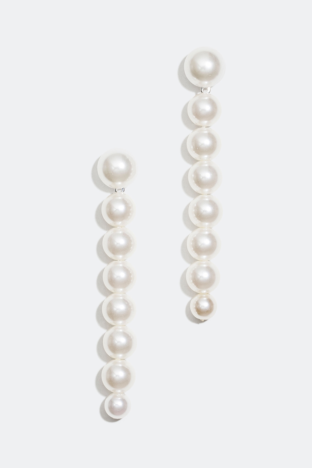 Lange øredobber med hvite perler i gruppen Smykker / Øredobber hos Glitter (253004583001)