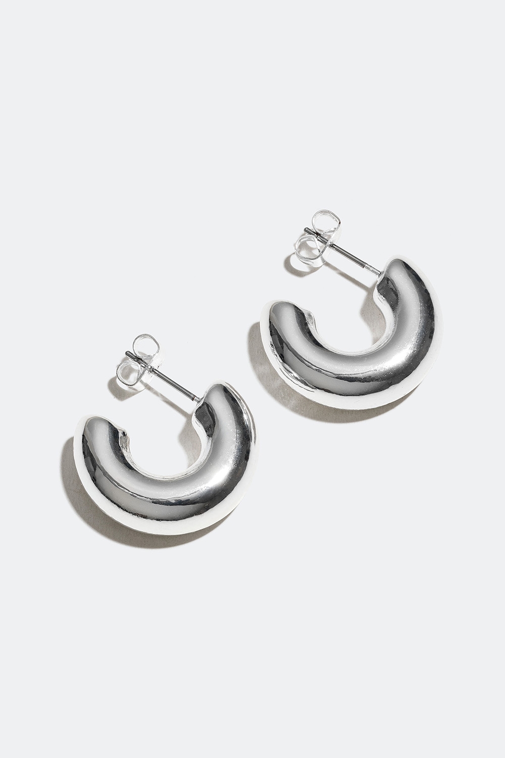 Små sølvfargede øreringer i chunky design i gruppen Smykker / Øredobber / Øreringer / Klassiske øreringer hos Glitter (253004721001)